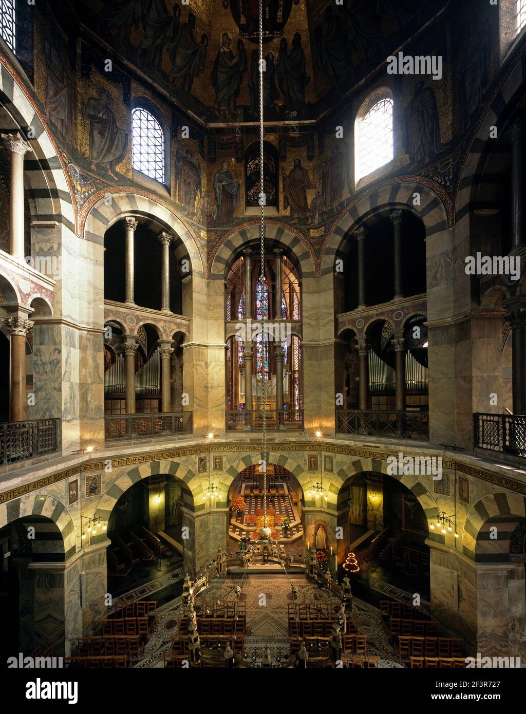 Capilla Palatina De Aquisgran Arquitectura carolingia de la Capilla Palatina en la Catedral Imperial