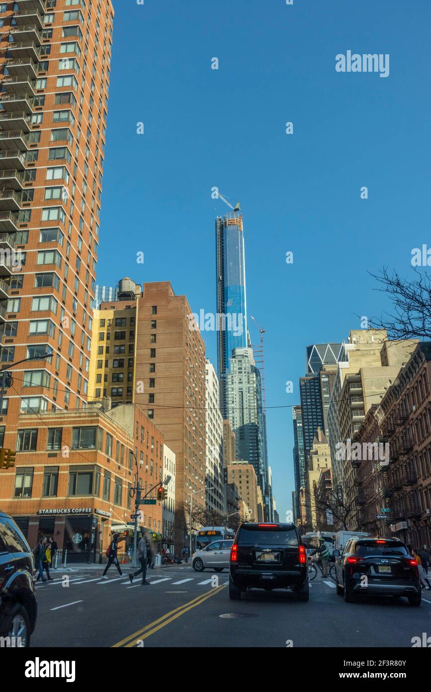Mirando hacia el oeste 57th St Manhattan Nueva York, Nueva York, con Central Park Tower en el centro de la imagen Foto de stock