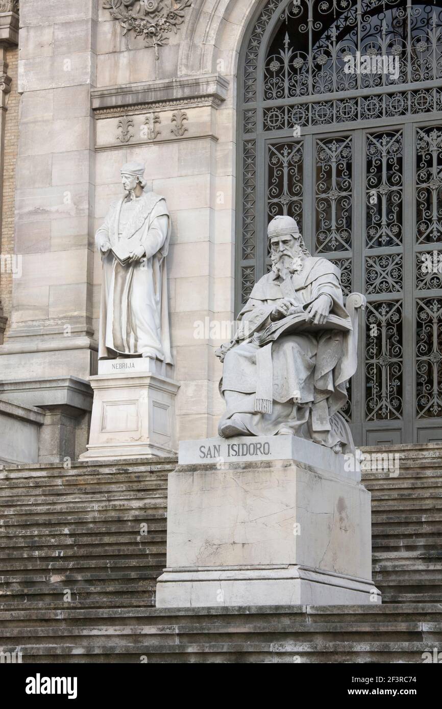 Estatua de San Isidoro fuera de la Biblioteca Nacional, Madrid, España. Foto de stock