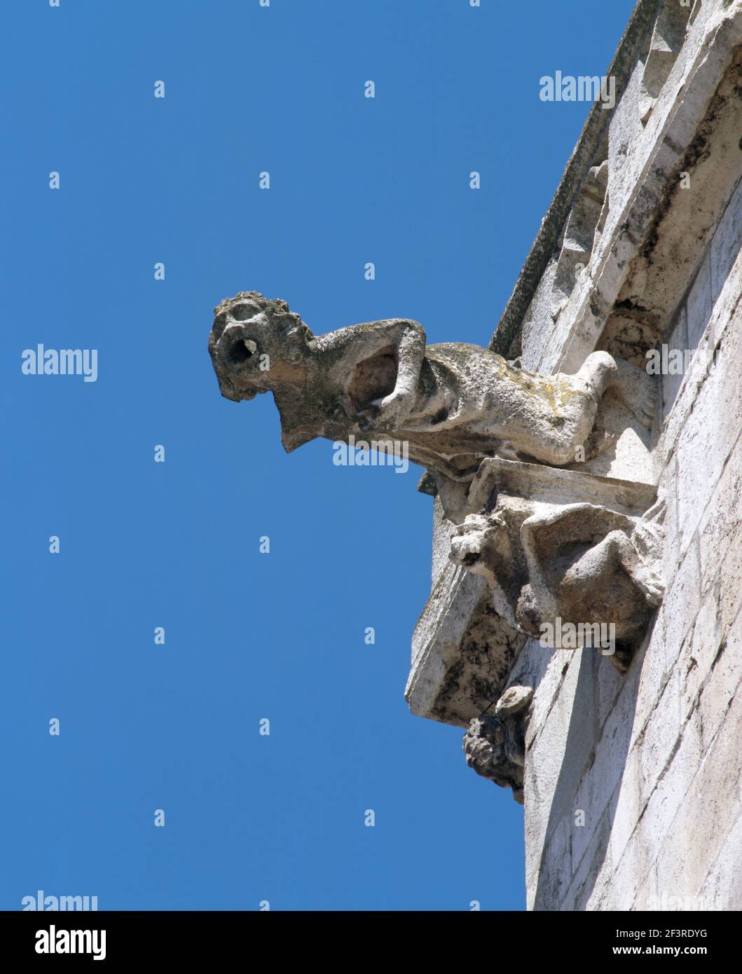 Menschenfigur. Wasserspeier am Westwerk des Regensburger Doms., Regensburg, Dom San Pedro Foto de stock