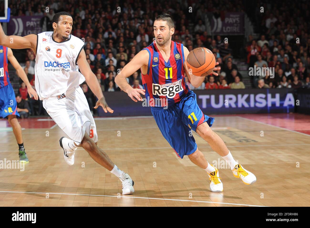 BALONCESTO - EUROLIGA 2010/2011 - CHOLET (FRA) - 27/10/2010 - FOTO : PASCAL  ALLEE / DEPORTES CALIENTES / DPPI - 9 SAMUEL MEJIA / CESTA DE COLET - 11  JUAN-CARLOS NAVARRO / FC BARCELONE Fotografía de stock - Alamy