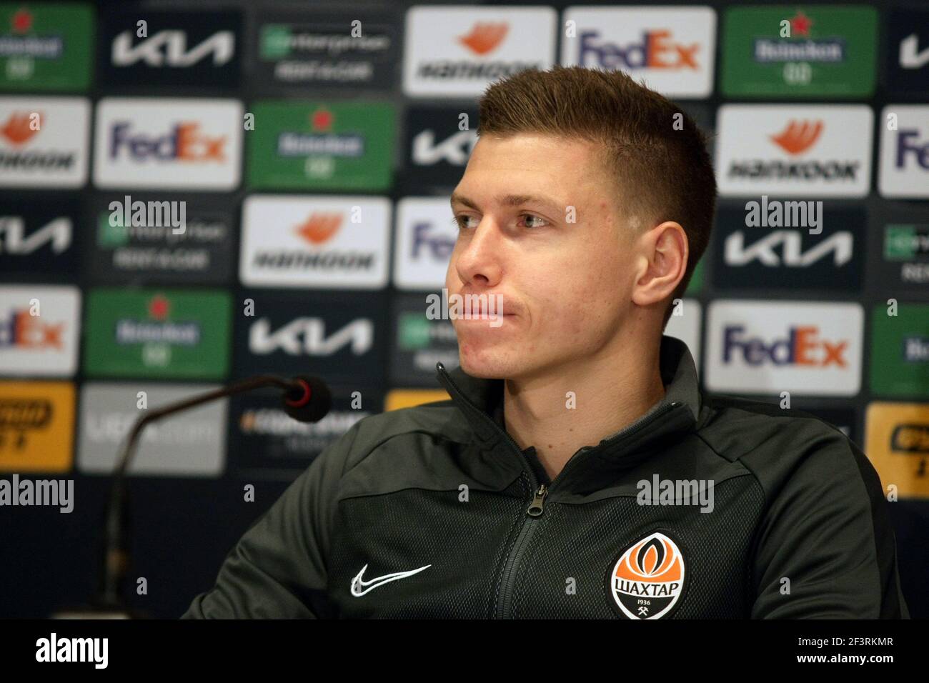 No exclusivo: KIEV, UCRANIA - 17 DE MARZO de 2021 - el centrocampista del FC Shakhtar Donetsk Mykola Matviyenko es visto durante la conferencia de prensa antes de la UE Foto de stock