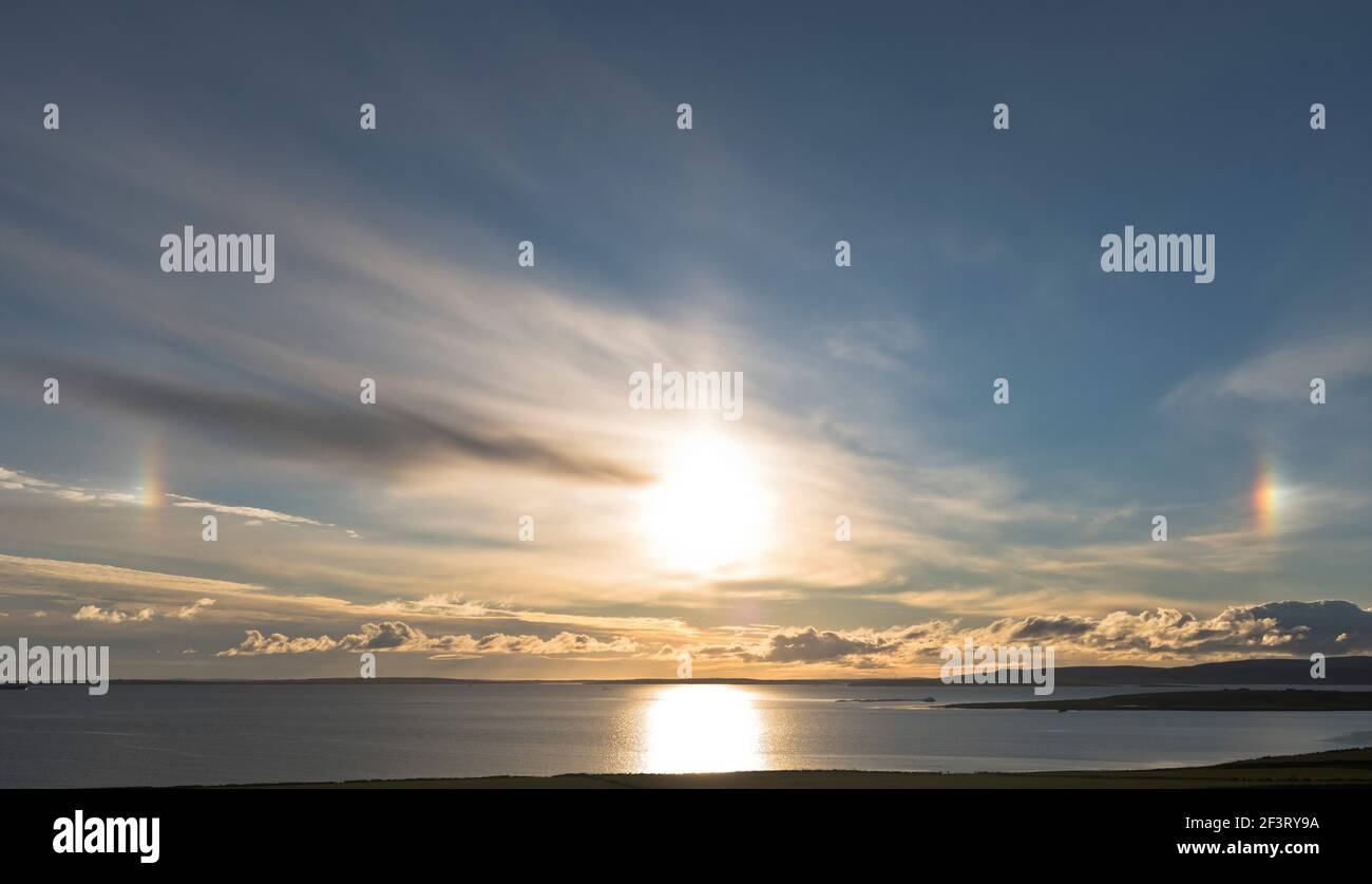 dh Sun Dog SUNDOGS Reino Unido Mock perros sol cristal halo En el cielo atmosférico clima parelión cristales de hielo condición de perro solar Gran Bretaña Campo Orkney Foto de stock