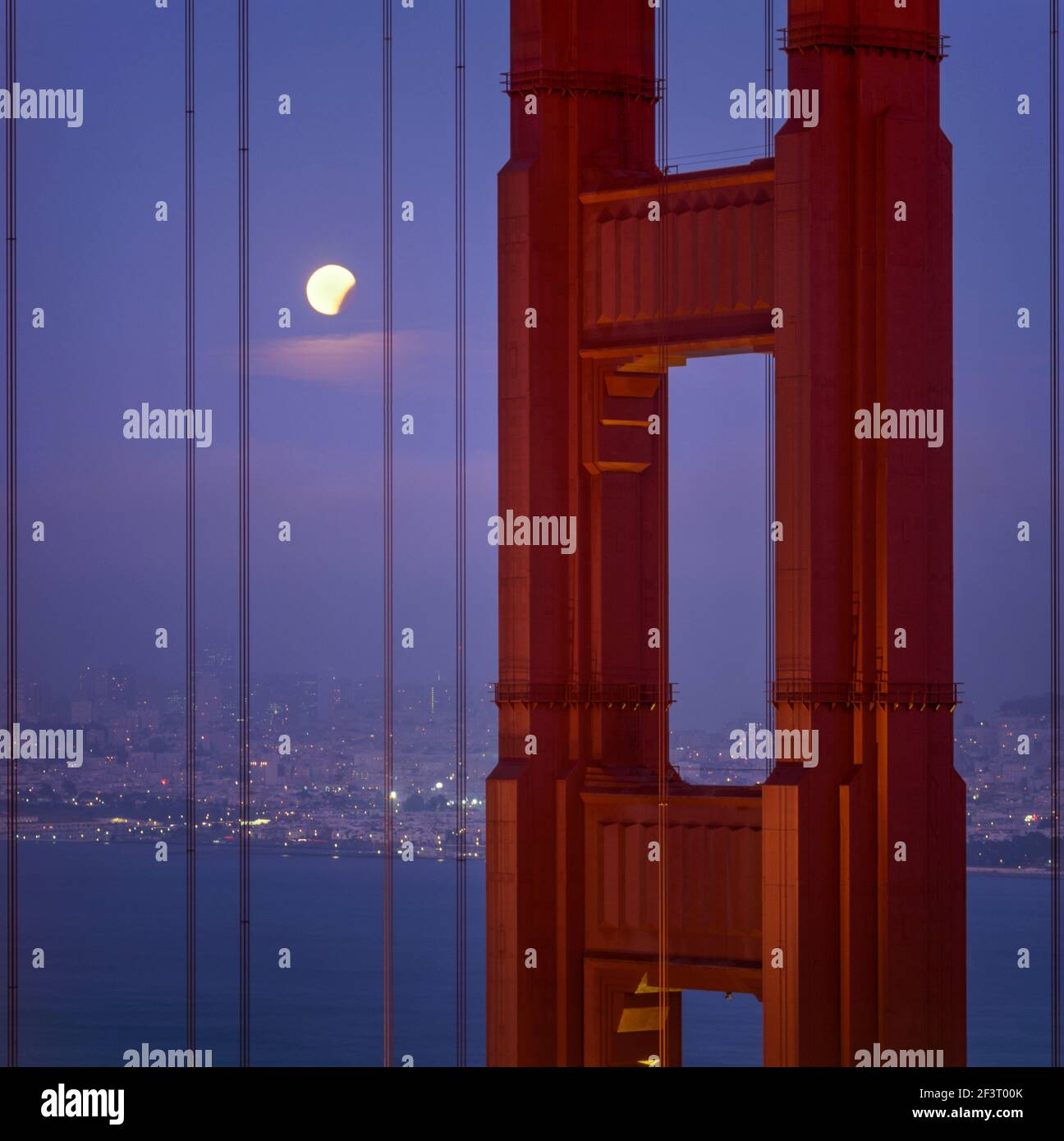 Eclipse Lunar parcial, Golden Gate Bridge, San Francisco, California Foto de stock