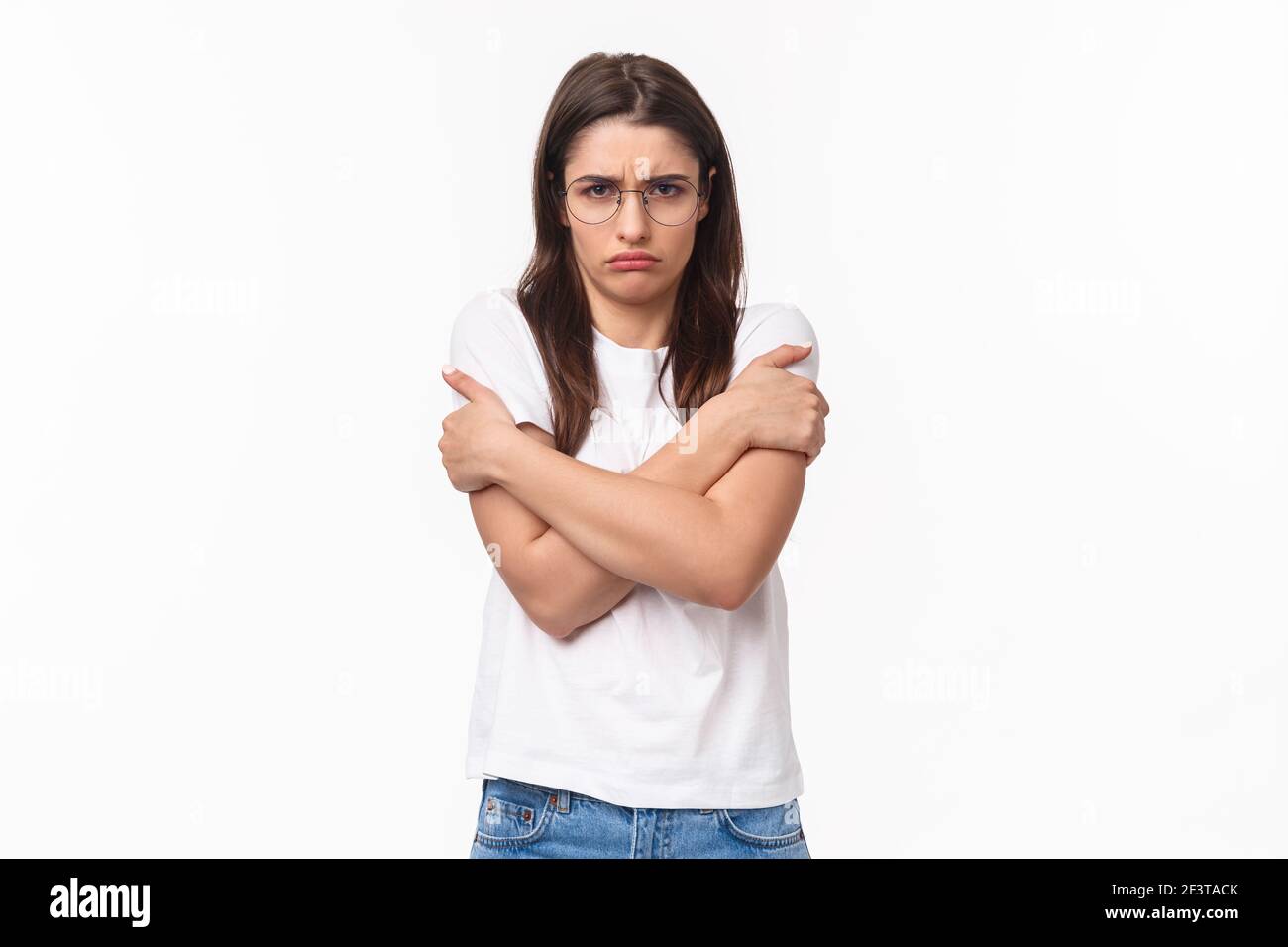 Retrato de cintura arriba de una mujer disgustada y reacia se siente insultada e insegura, malestar como estar cerca de la persona borracha, no me toque, no se quede, mira Foto de stock