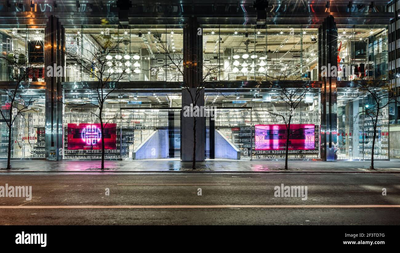 En la tienda adidas de nueva york fotografías e imágenes de alta resolución  - Alamy
