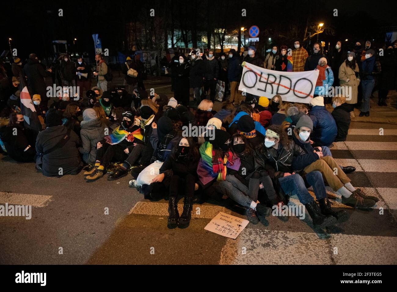 Varsovia, Varsovia, Polonia. 17th de marzo de 2021. Los manifestantes se  sentaron frente al edificio del Parlamento polaco (Sejm) el 17 de marzo de  2021 en Varsovia, Polonia. Unas cuantas decenas de