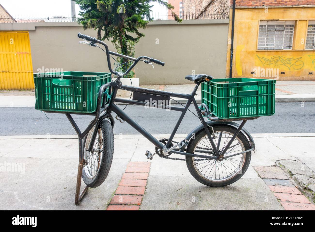 Una bicicleta panadera, una vez usada para el pan, hoy para varias Bogotá, Colombia Fotografía de stock - Alamy