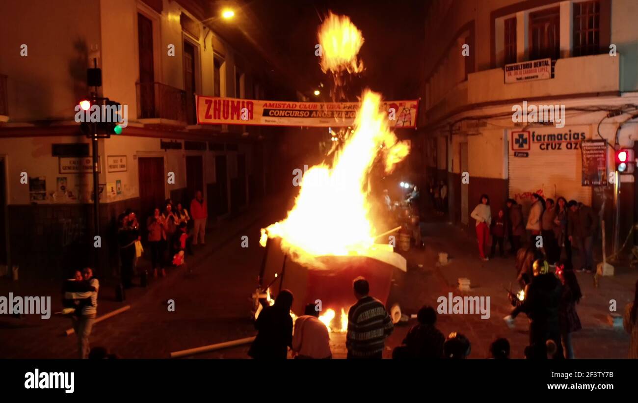 Cuenca, Ecuador - Diciembre 31, 2018 - hoguera es alimentada por la calle  en la medianoche de la Víspera de Año Nuevo Fotografía de stock - Alamy