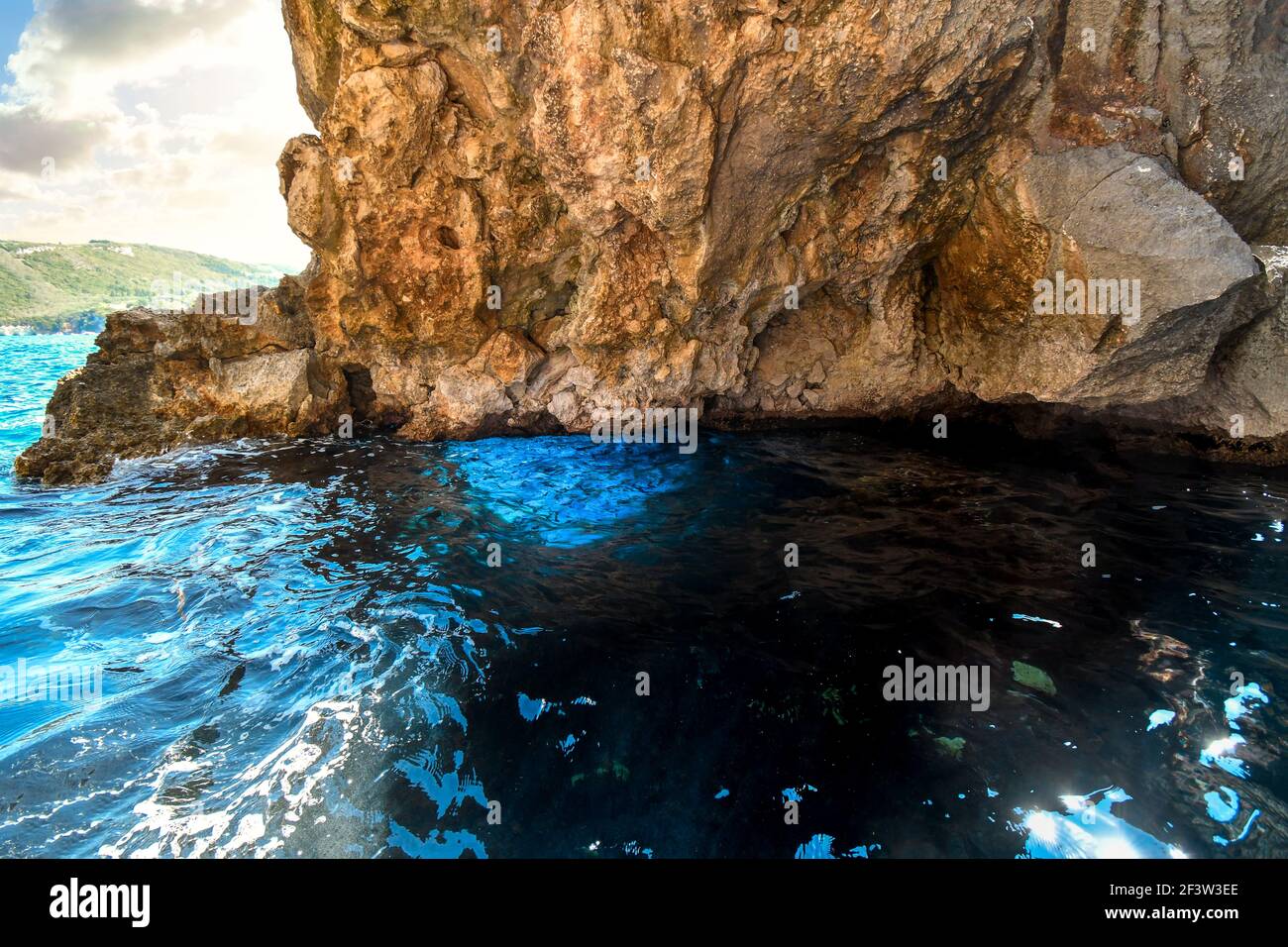 El interior de la Cueva del Ojo Azul cerca de Paleokastritsa en la isla de Corfú, Grecia. Foto de stock