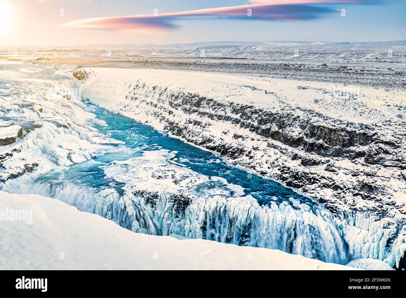 Gullfoss cascada durante el invierno, en Islandia. Gullfoss es una de las atracciones turísticas más populares de Islandia. Foto de stock