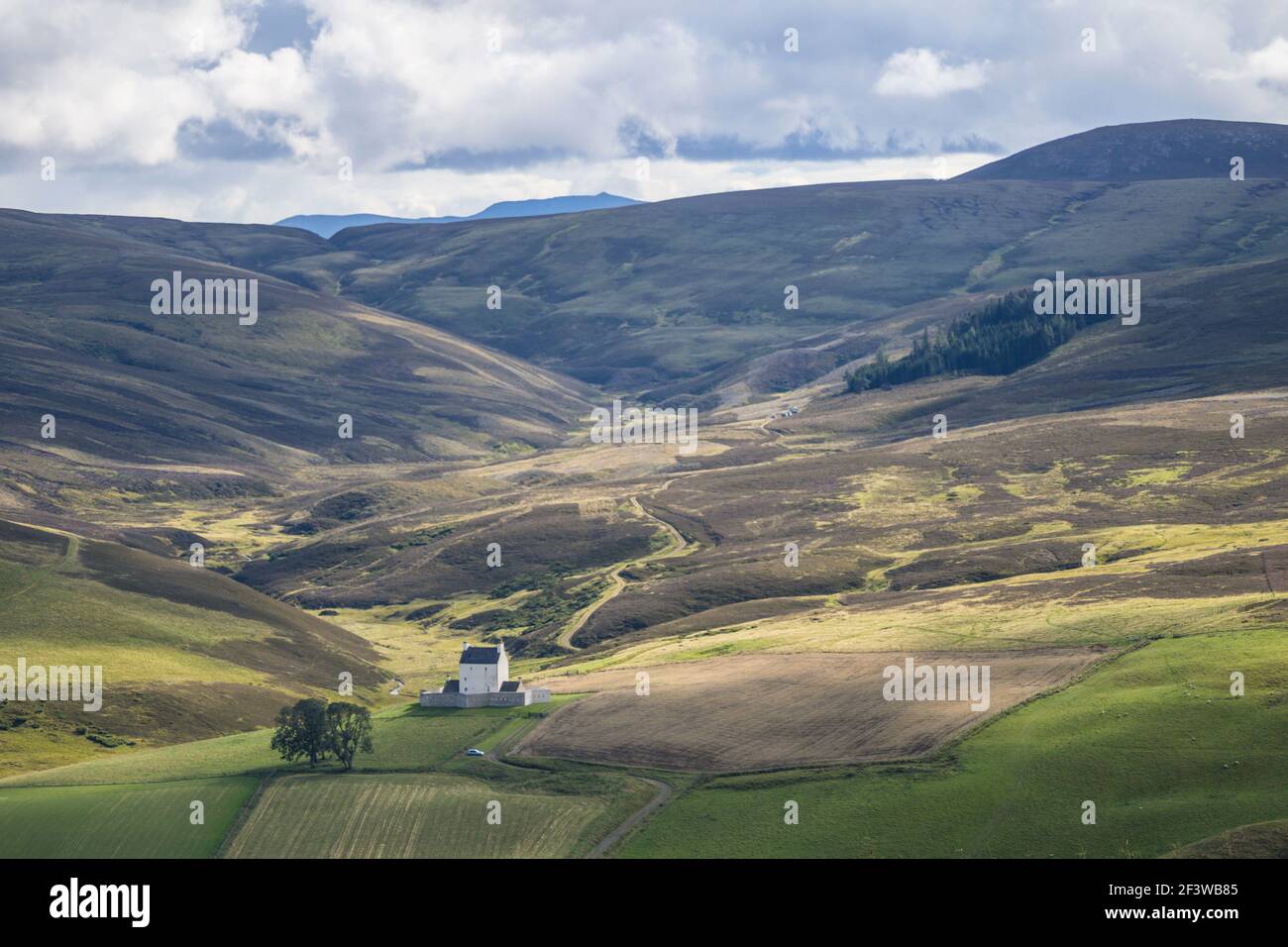 El histórico y antiguo castillo de Corgarff, en Strathdon, Aberdeenshire, Escocia, visto desde Lecht Road en un día soleado Foto de stock