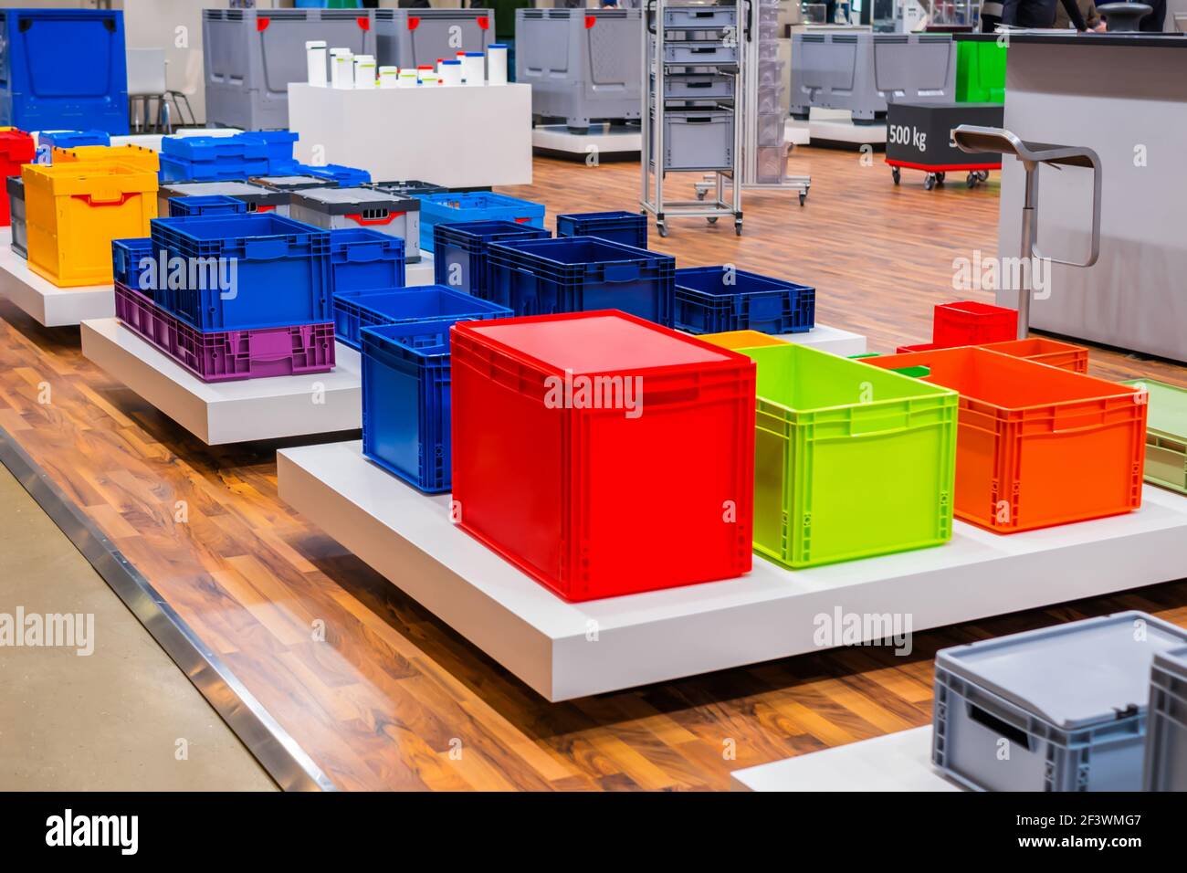 Muchas cajas de plástico de colores, contenedores, cajas en el  almacenamiento, almacén, exposición, feria de muestras. Concepto de  reciclaje, logística y comercio Fotografía de stock - Alamy
