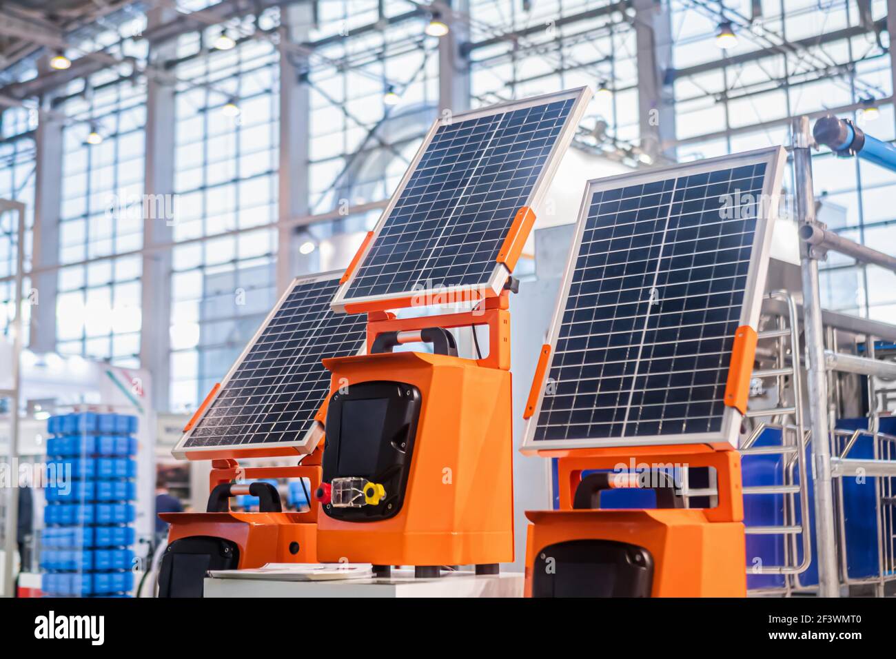 Paneles solares fotovoltaicos portátiles automáticos que trabajan en la  exposición de tecnología moderna. Sistema de seguimiento solar, fuente de  electricidad alternativa, sustainab Fotografía de stock - Alamy