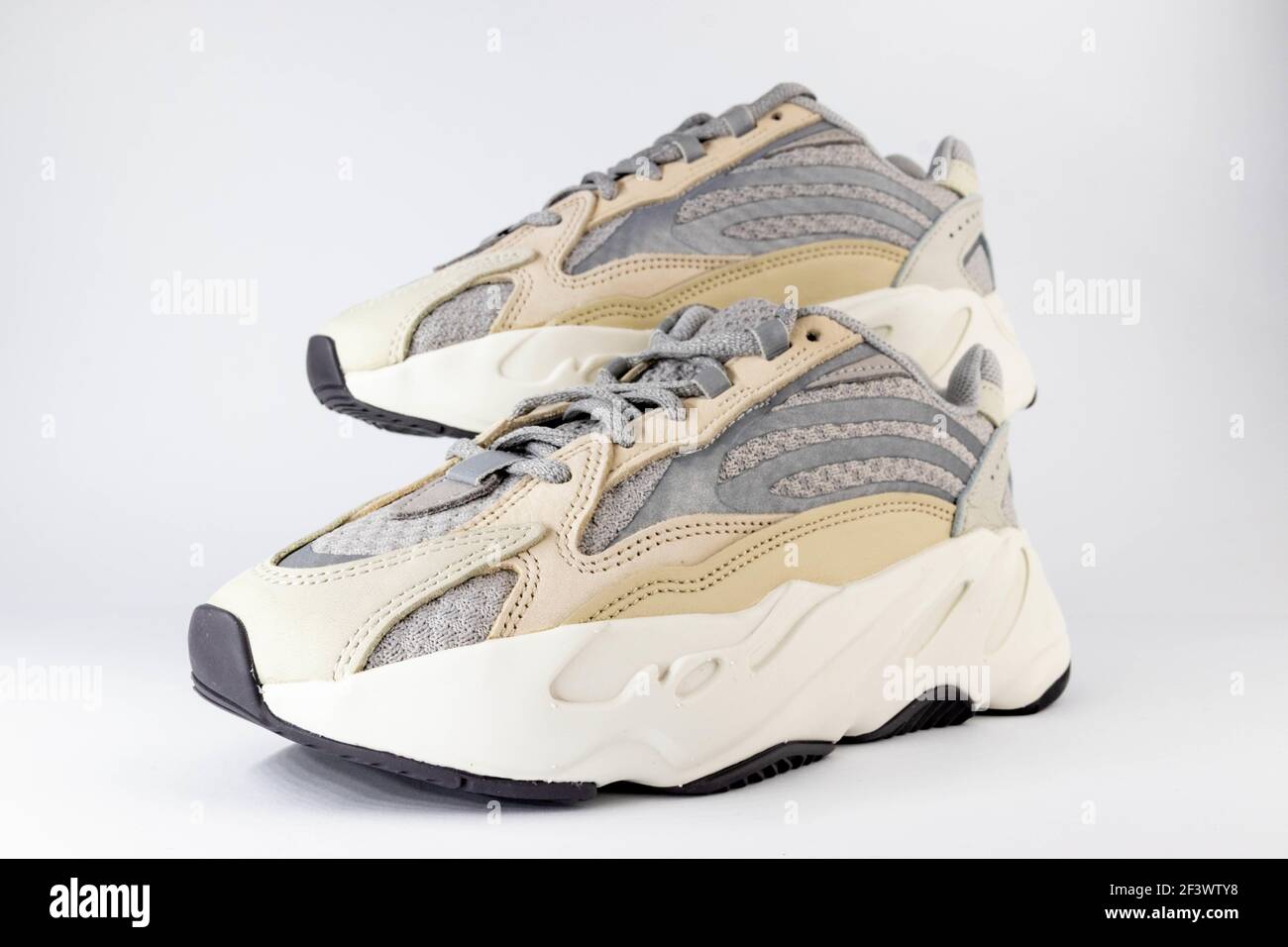 Exquisito Convertir péndulo VARSOVIA, POLONIA - Mar 16, 2021: Adidas Yeezy Boost 700 V2 Crema. Famosas sneakers de colección limitada. Zapatillas de running adidas aisladas en un backgroun blanco Fotografía de stock - Alamy Exquisito Convertir péndulo VARSOVIA, POLONIA - Mar 16, 2021: Adidas Yeezy Boost 700 V2 Crema. Famosas sneakers de colección limitada. Zapatillas de running adidas aisladas en un backgroun blanco Fotografía de stock - Alamy