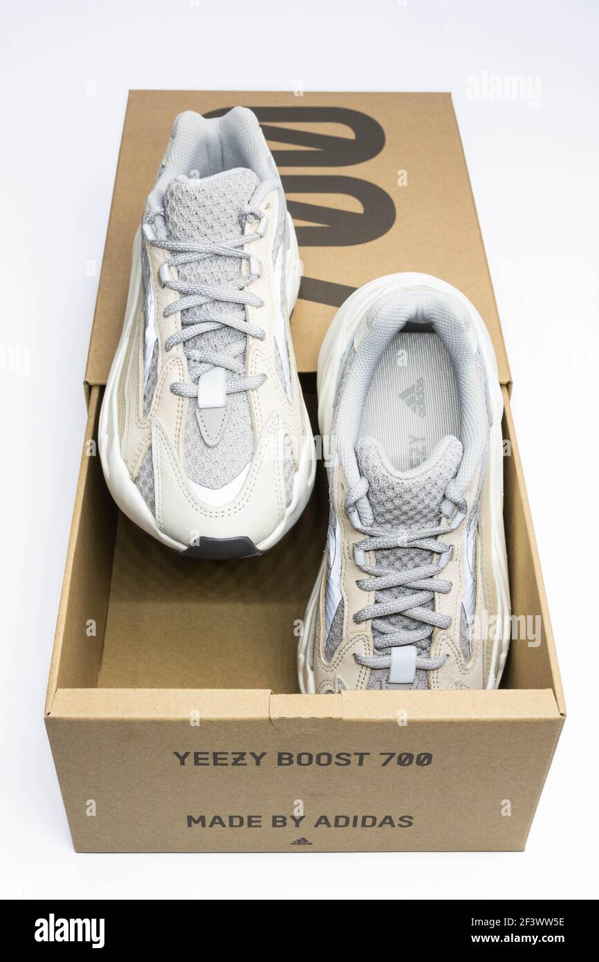 VARSOVIA, POLONIA - Mar 16, 2021: Adidas Yeezy Boost 700 V2 Crema. Famosas sneakers de colección limitada con caja. Zapatillas de running adidas aisladas un blanco Fotografía de stock - Alamy