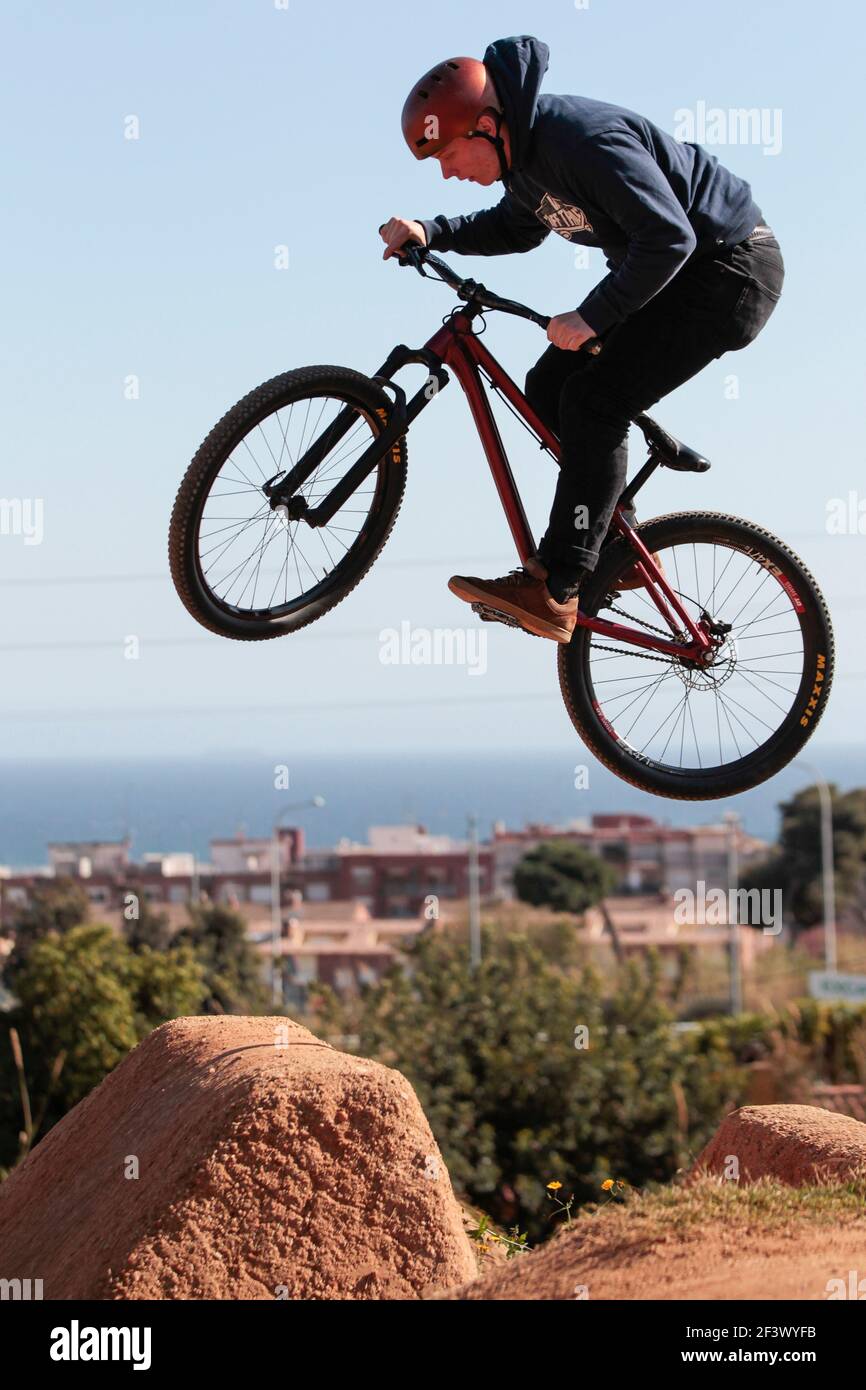 Motociclista de tierra realizando saltos en el parque de bicicletas la Poma  cerca de Barcelona, España Fotografía de stock - Alamy