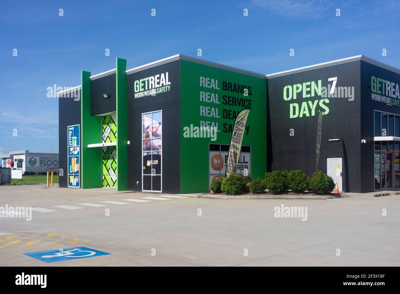 Consiga la tienda de ropa y seguridad de trabajo real en un gran complejo industrial en Mackay, Queensland, Australia suministre ropa y accesorios de industrial Fotografía de stock - Alamy