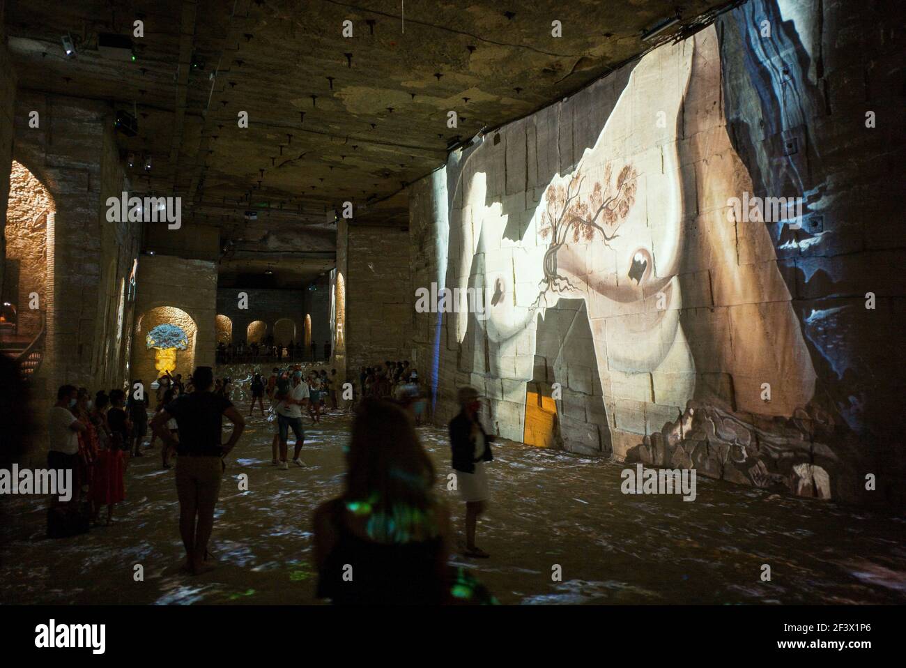 Les Baux-de-Provence (sudeste de Francia): Llamado 'Les Carrieres de Lumieres', Culturespaces ha desarrollado un concepto único e innovador para la si Foto de stock