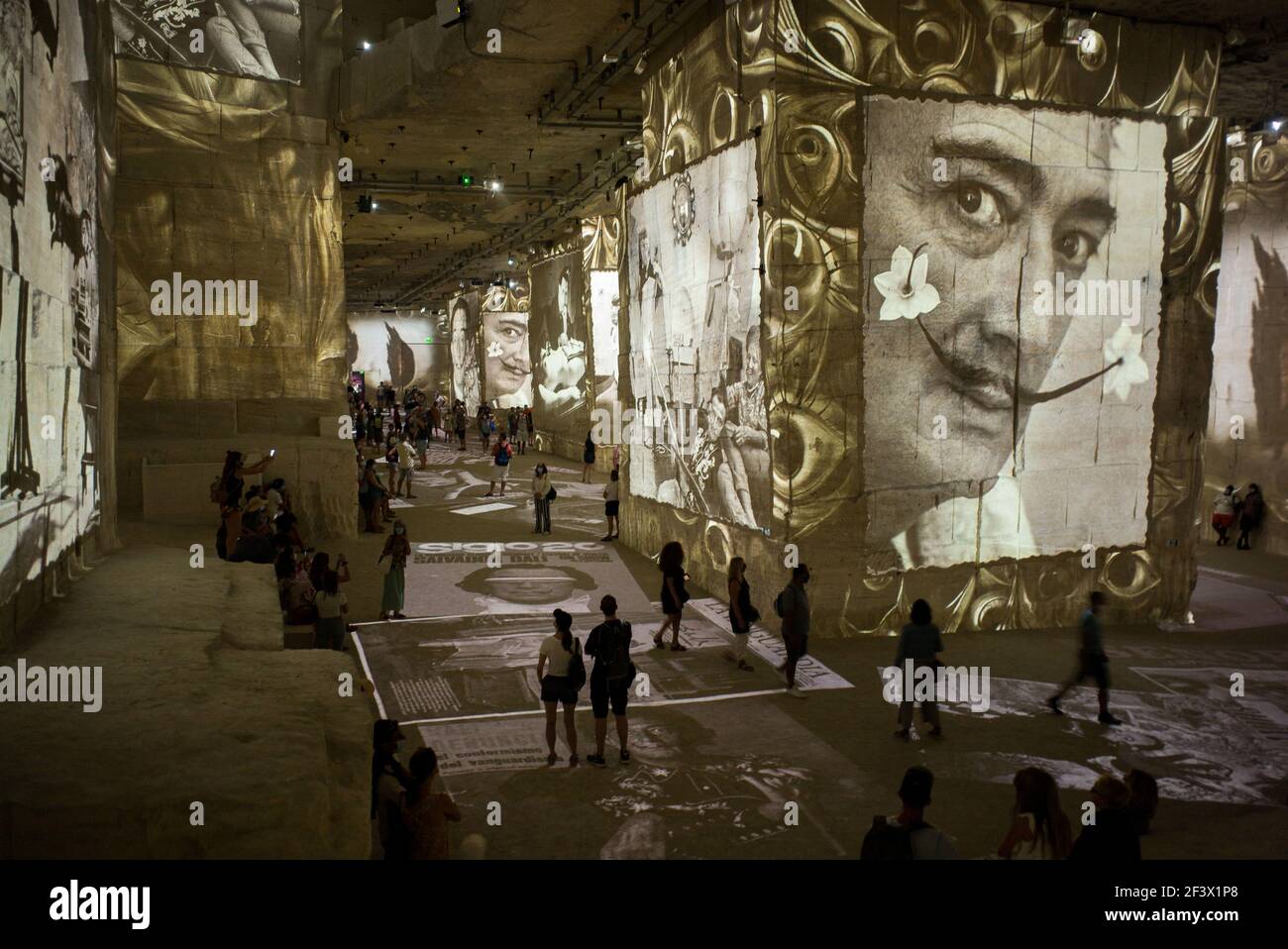 Les Baux-de-Provence (sudeste de Francia): Llamado 'Les Carrieres de Lumieres', Culturespaces ha desarrollado un concepto único e innovador para la si Foto de stock