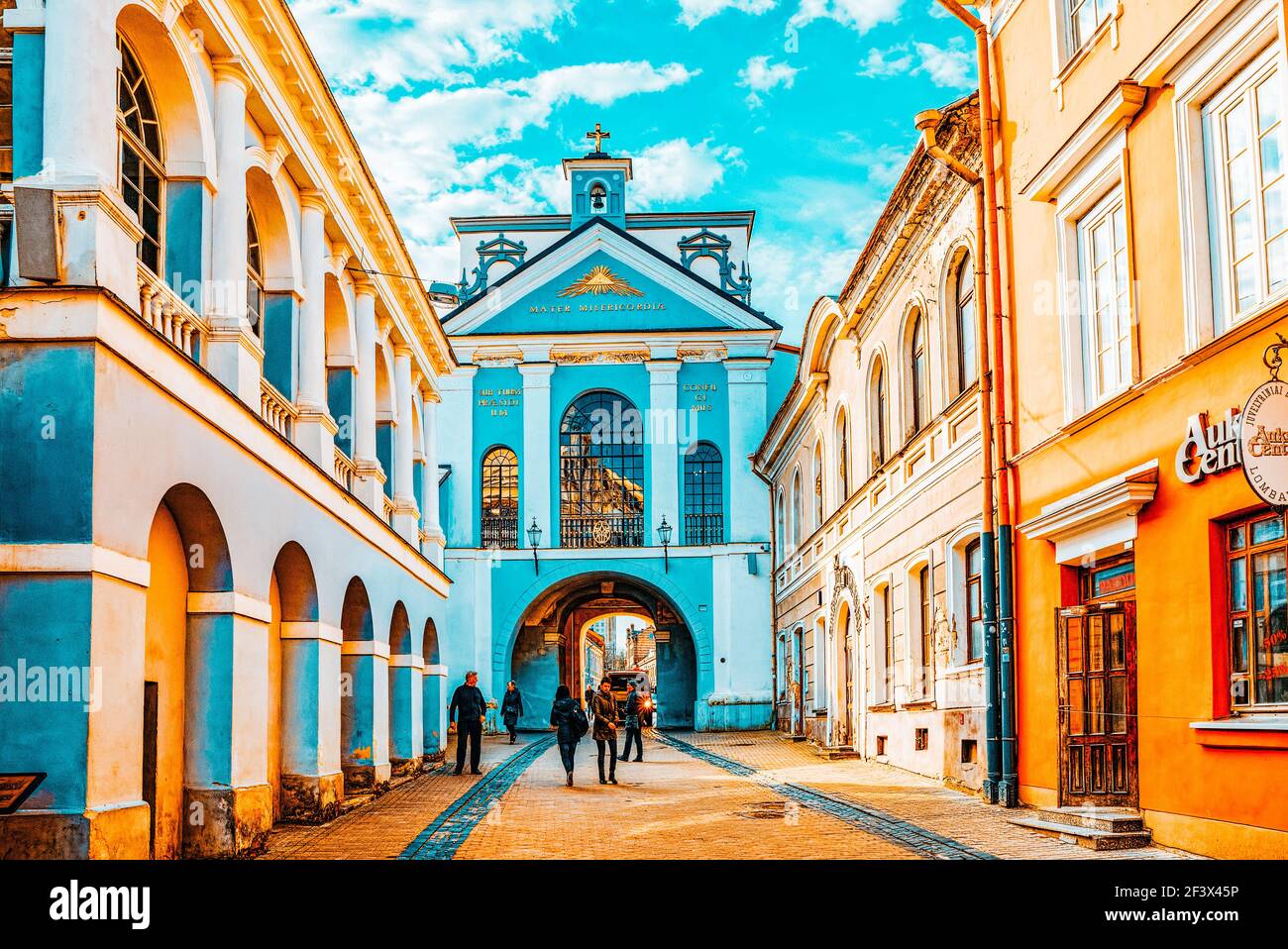 Ausros gate (puerta de la aurora) con la basílica de la Virgen las calles Ostrobramska en Vilnius, Lituania. Foto de stock