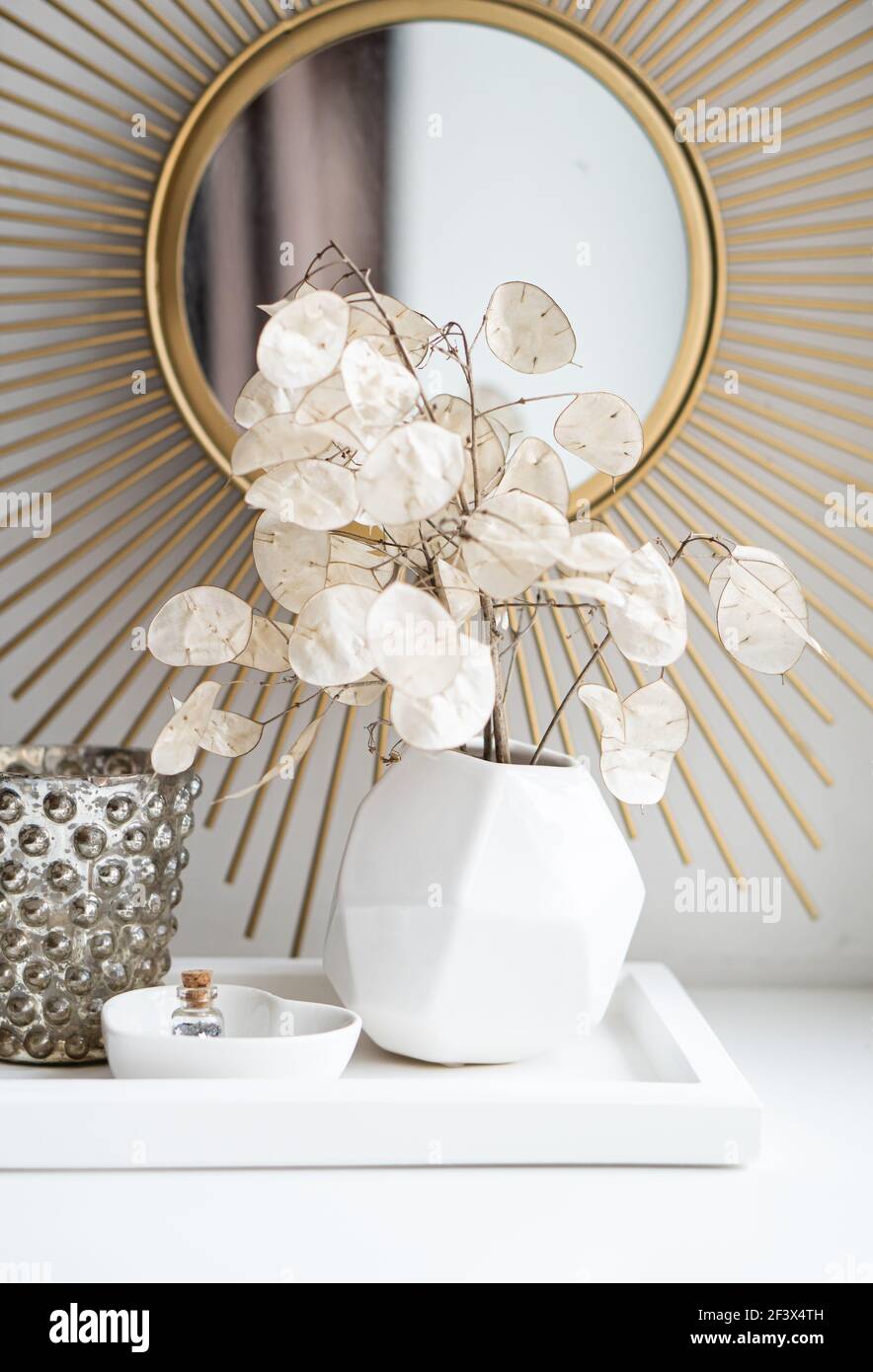 Hermosa decoración interior de casa blanca con jarrones y espejo Fotografía  de stock - Alamy