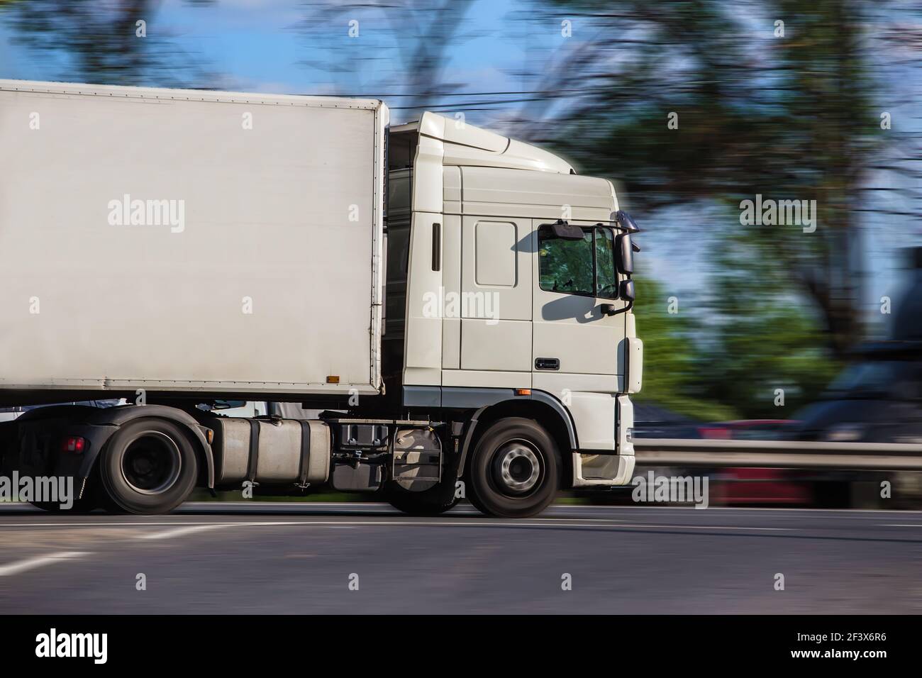 semi camión que se mueve en la carretera. Movimiento borroso. Foto de stock