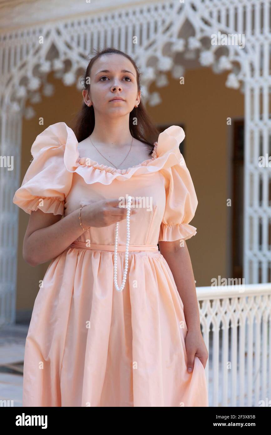 Rusia. San Petersburgo. chica en un vestido rosa viejo contra el fondo de un gazebo oriental blanco. Foto de alta calidad Fotografía de stock - Alamy Rusia. San Petersburgo. chica en un vestido rosa viejo contra el fondo de un gazebo oriental blanco. Foto de alta calidad Fotografía de stock - Alamy