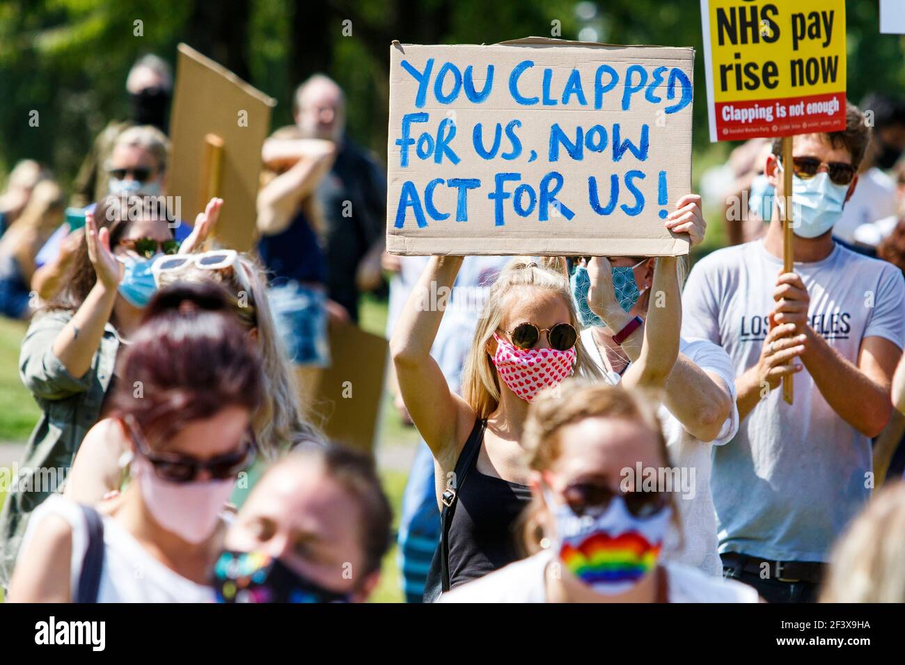 El cartel que lleva a los manifestantes se muestra mientras participan en una manifestación de protesta y manifestación de los trabajadores del NHS en Bristol, el 8th de agosto de 2020 Foto de stock