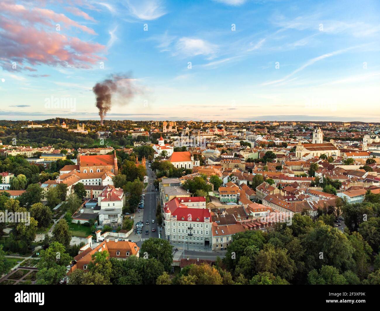 Vista aérea del casco antiguo de Vilnius, una de las ciudades medievales más grandes del norte de Europa. Paisaje veraniego del casco antiguo de la ciudad, inscrito en la UNESCO Foto de stock