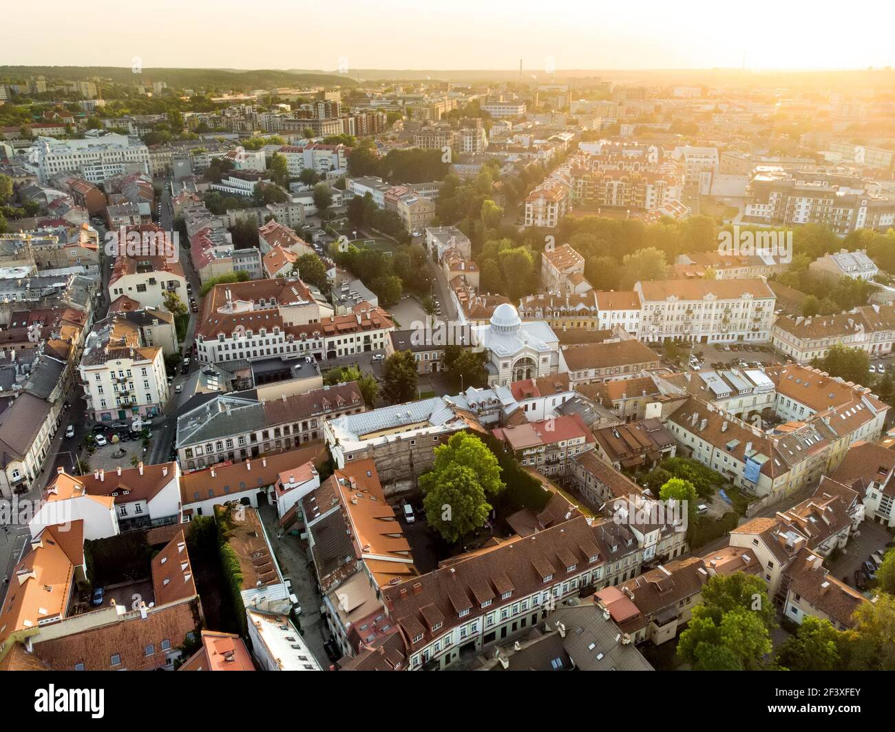 Vista aérea del casco antiguo de Vilnius, una de las ciudades medievales más grandes del norte de Europa. Paisaje veraniego del casco antiguo de la ciudad, inscrito en la UNESCO Foto de stock