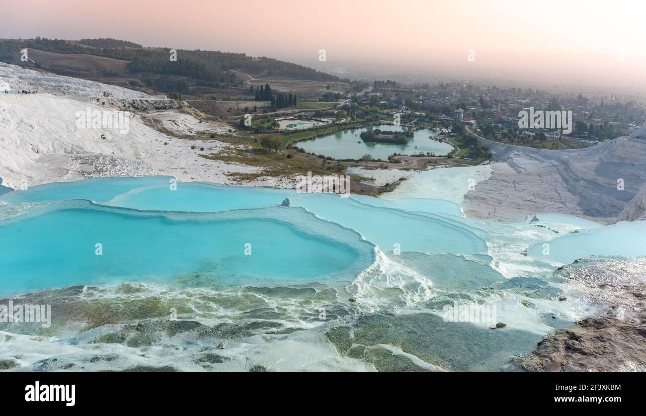Pamukkale, piscina natural con aguas azules, Turquía Foto de stock