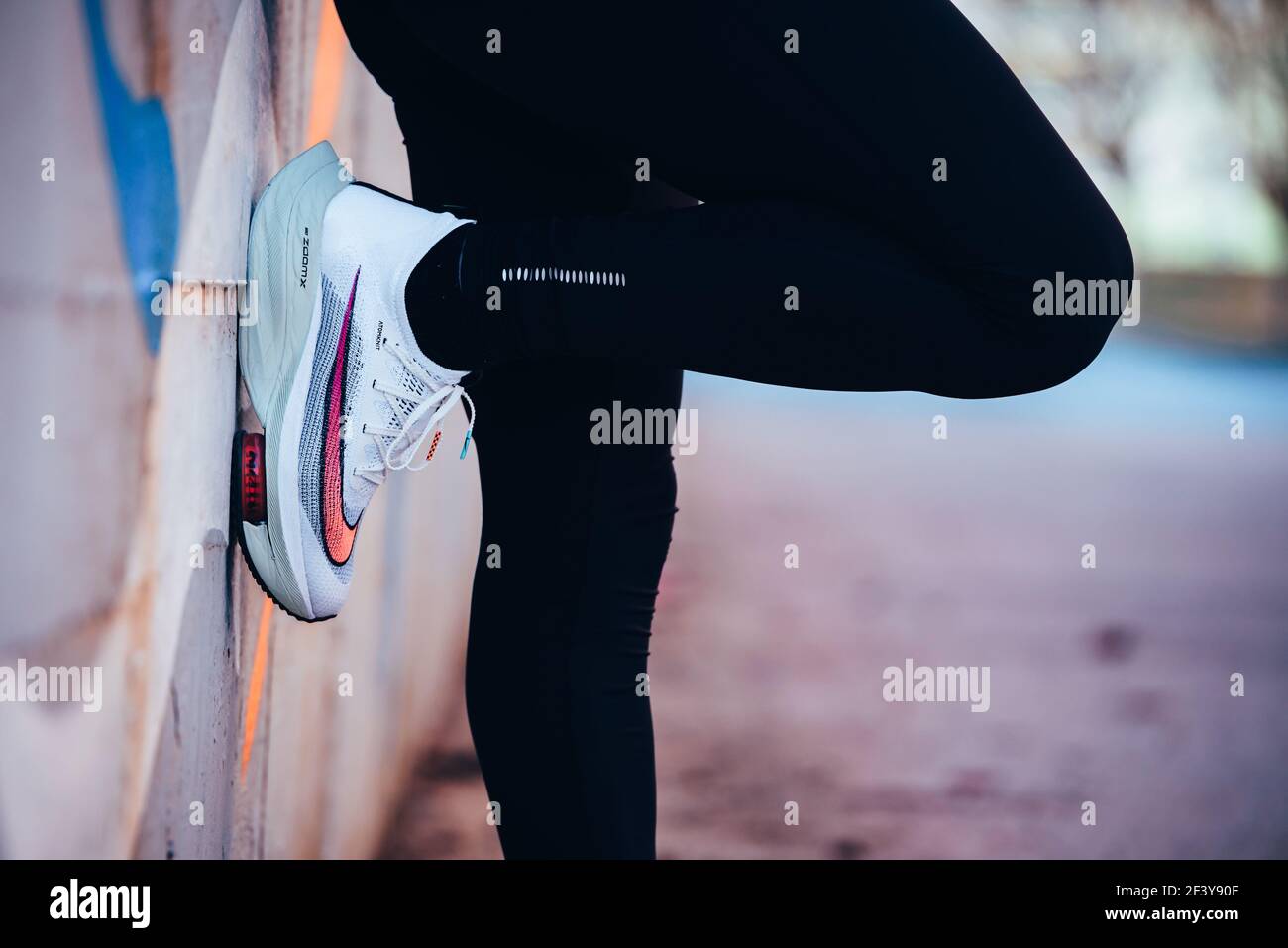 TOKIO, JAPÓN, MARZO DE 18. 2021: Zapatillas de running Nike ALPHAFLY NEXT%.  Polémico calzado deportivo en las piernas de atleta profesional corriendo  en la carretera. Apagado Fotografía de stock - Alamy