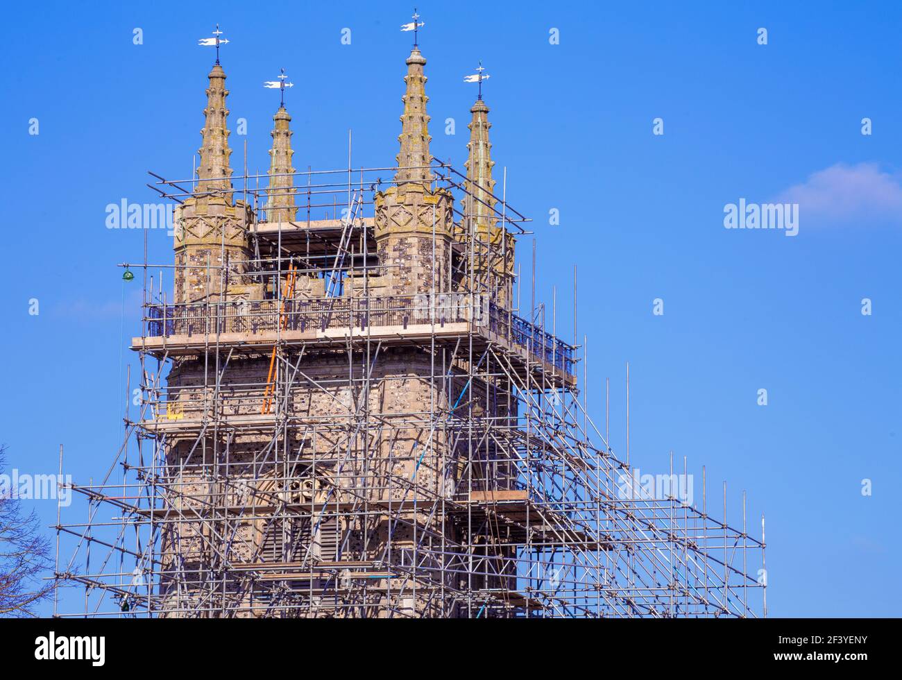 Torre de la iglesia de St Marys y andamios. Foto de stock