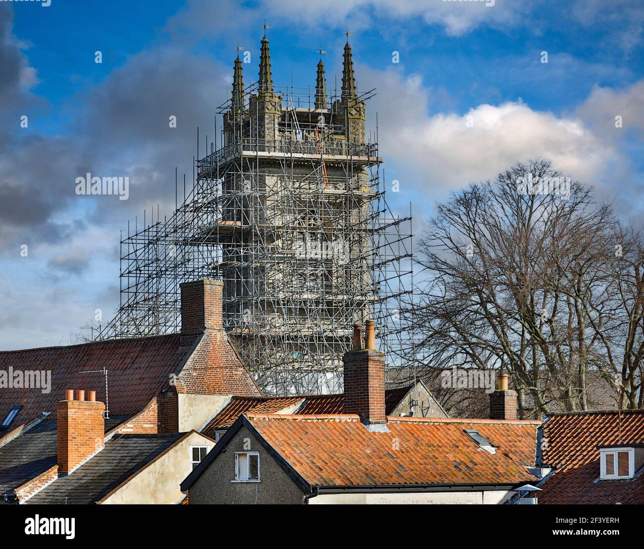 Torre de la iglesia de St Marys y andamios. Foto de stock