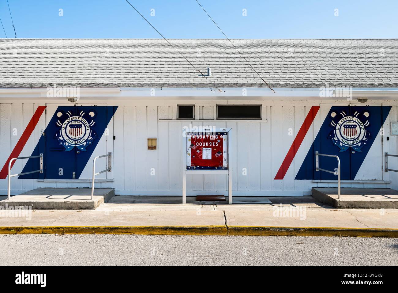 Nápoles, EE.UU. - 30 de abril de 2018: Guardia costera DE EE.UU. Firma de construcción auxiliar para la patrulla de la guardia costera con cursos de navegación a bordo en el golfo de Florida de méxico cit Foto de stock