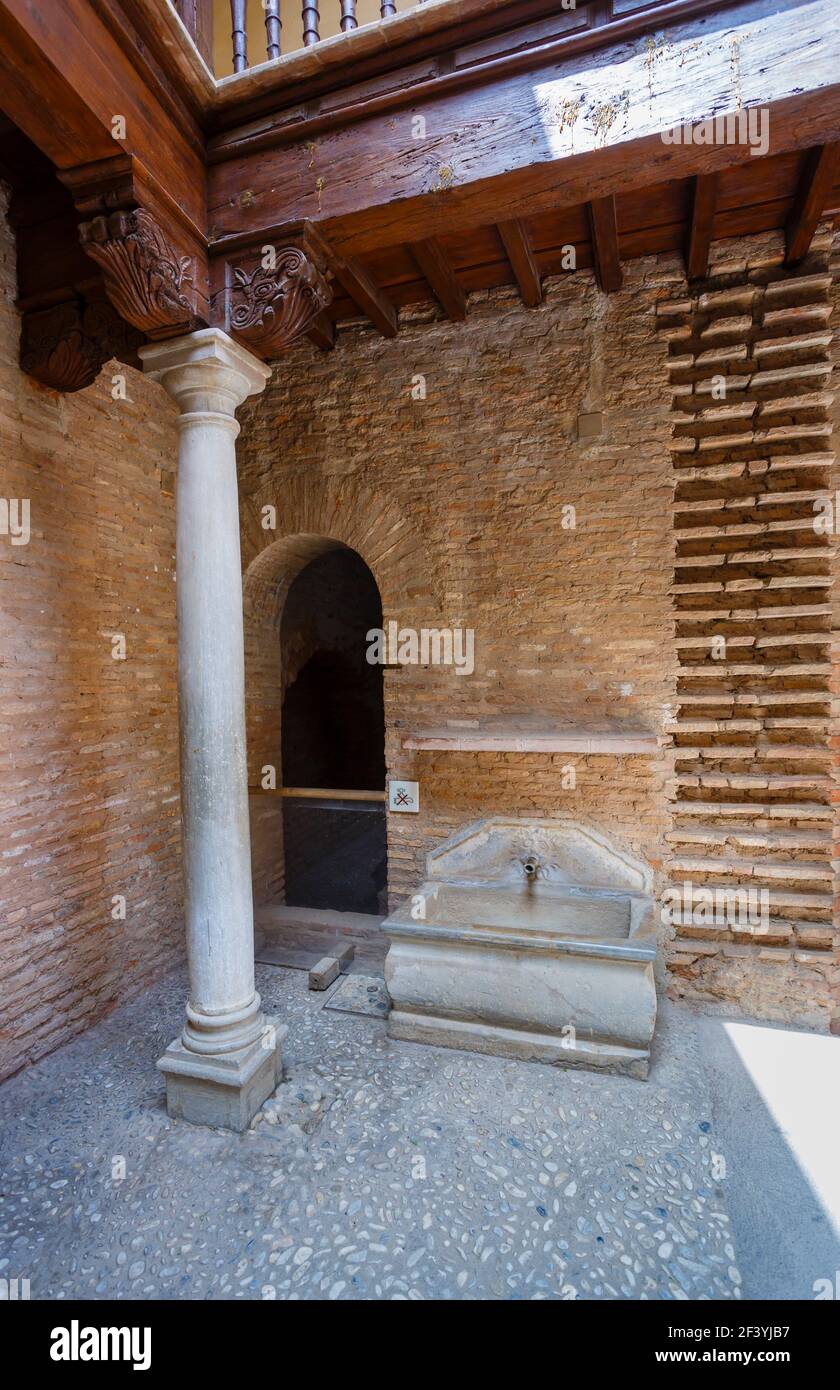 Cuenca de piedra en los antiguos Baños de la Mezquita, utilizado como baño  de vapor (hamman) en la Alhambra, Granada, Andalucía, sur de España  Fotografía de stock - Alamy