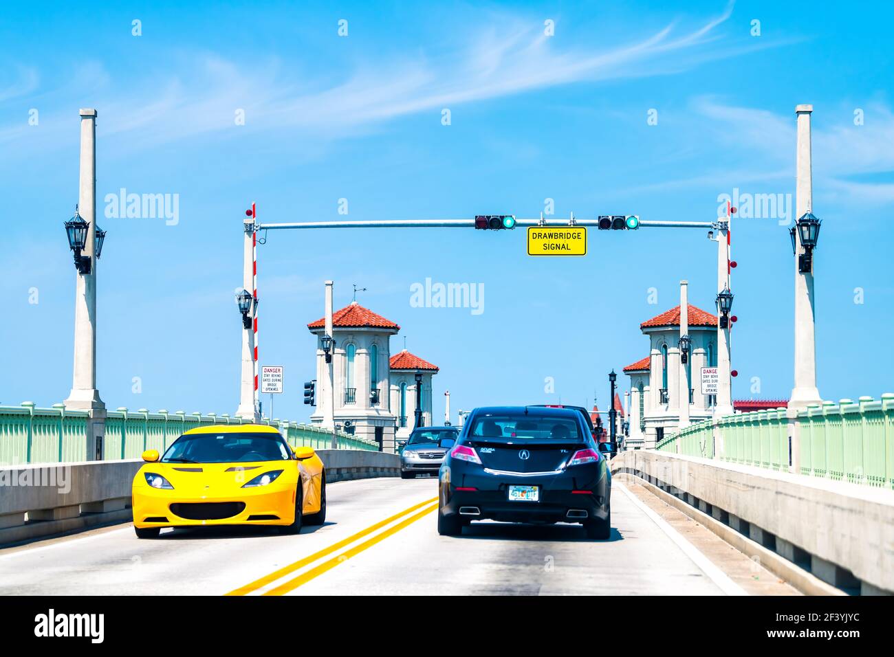 St. Augustine, EE.UU. - 10 de mayo de 2018: Puente de tiro de los Leones bascule, Florida en la vía fluvial intracostera de la isla Anastasia en verano con el traf Foto de stock