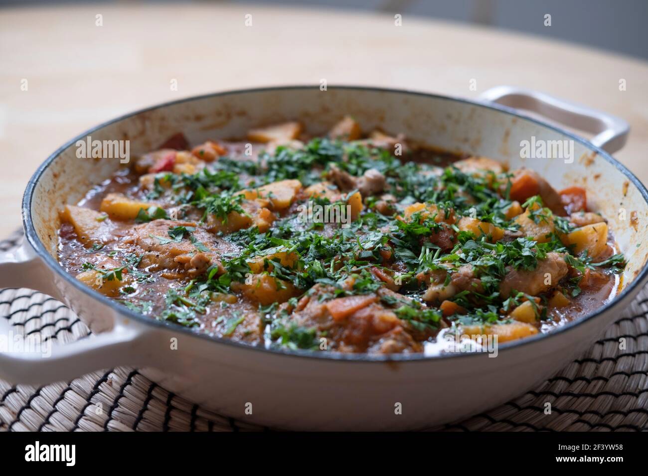 https://c8.alamy.com/compes/2f3yw58/libre-gama-de-pollo-y-patatas-una-olla-estofado-2f3yw58.jpg