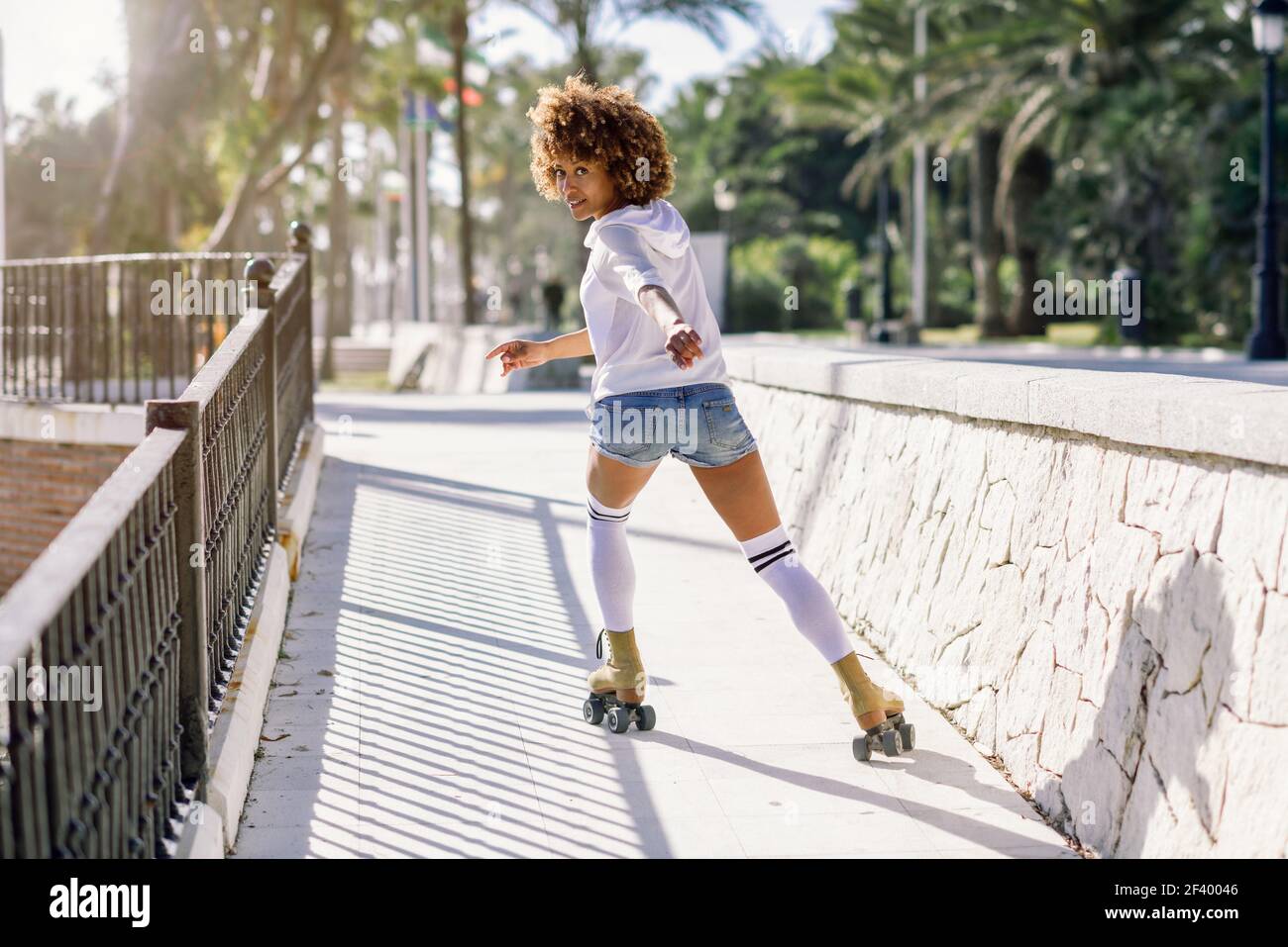 Patines joven fotografías e imágenes de alta resolución - Alamy