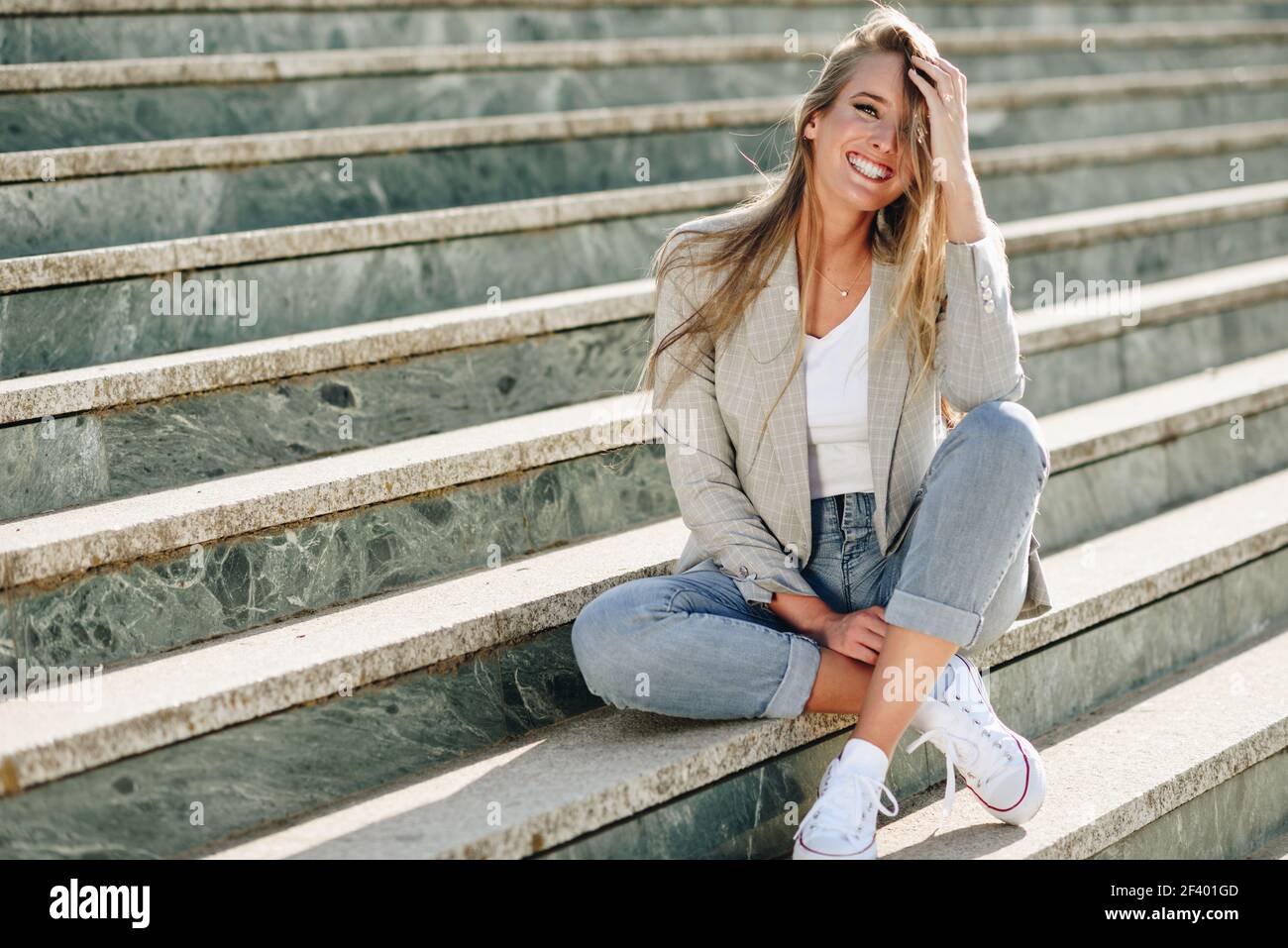 Mujer rubia chica moda jeans fotografías e imágenes de alta resolución -  Alamy