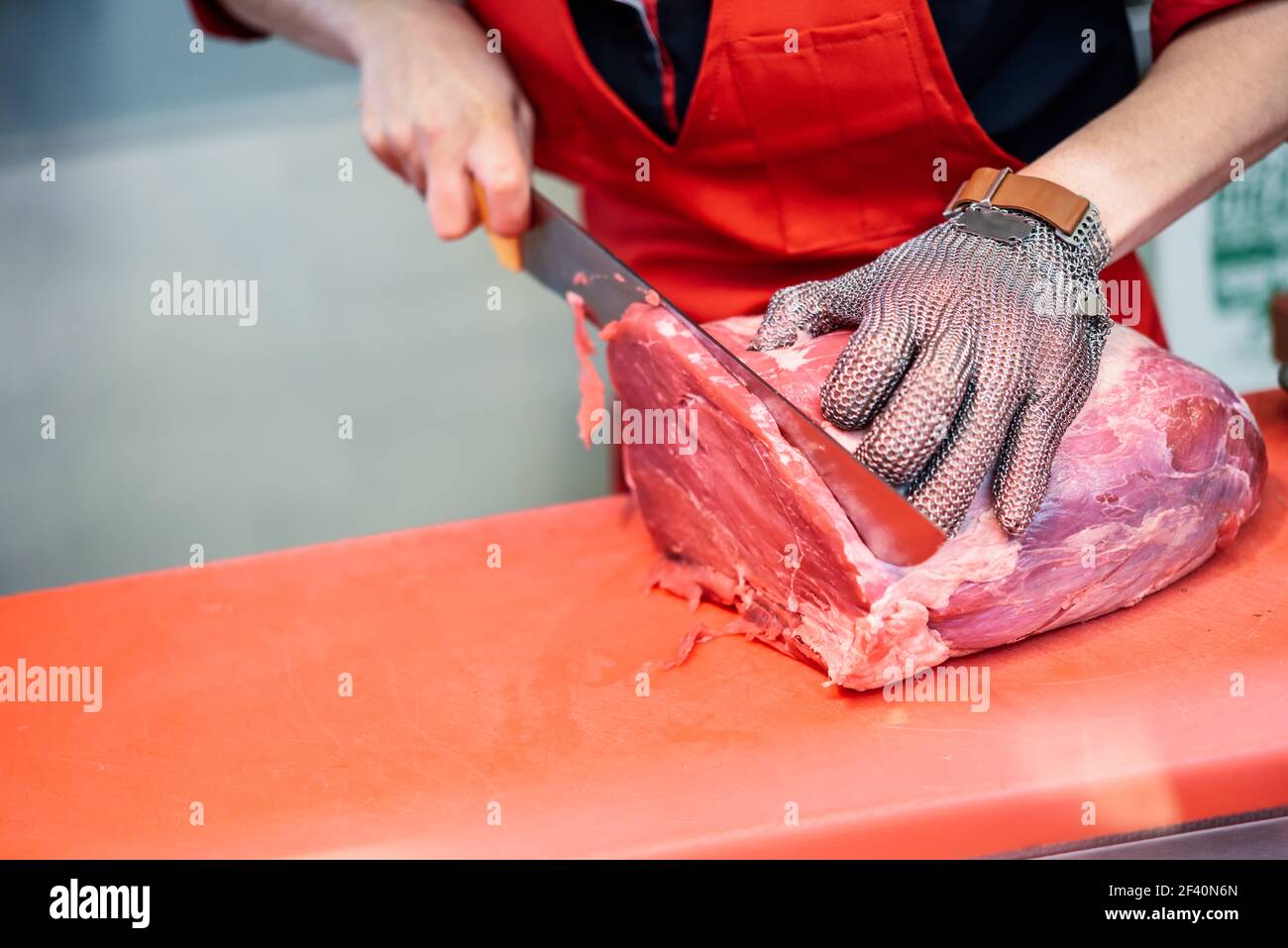 Mujer carnicera cuchillo fotografías e imágenes de alta resolución - Alamy