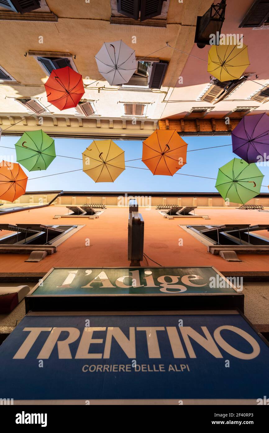 Rovereto. Italia. Coloridos paraguas en el centro histórico de la ciudad. Foto de stock