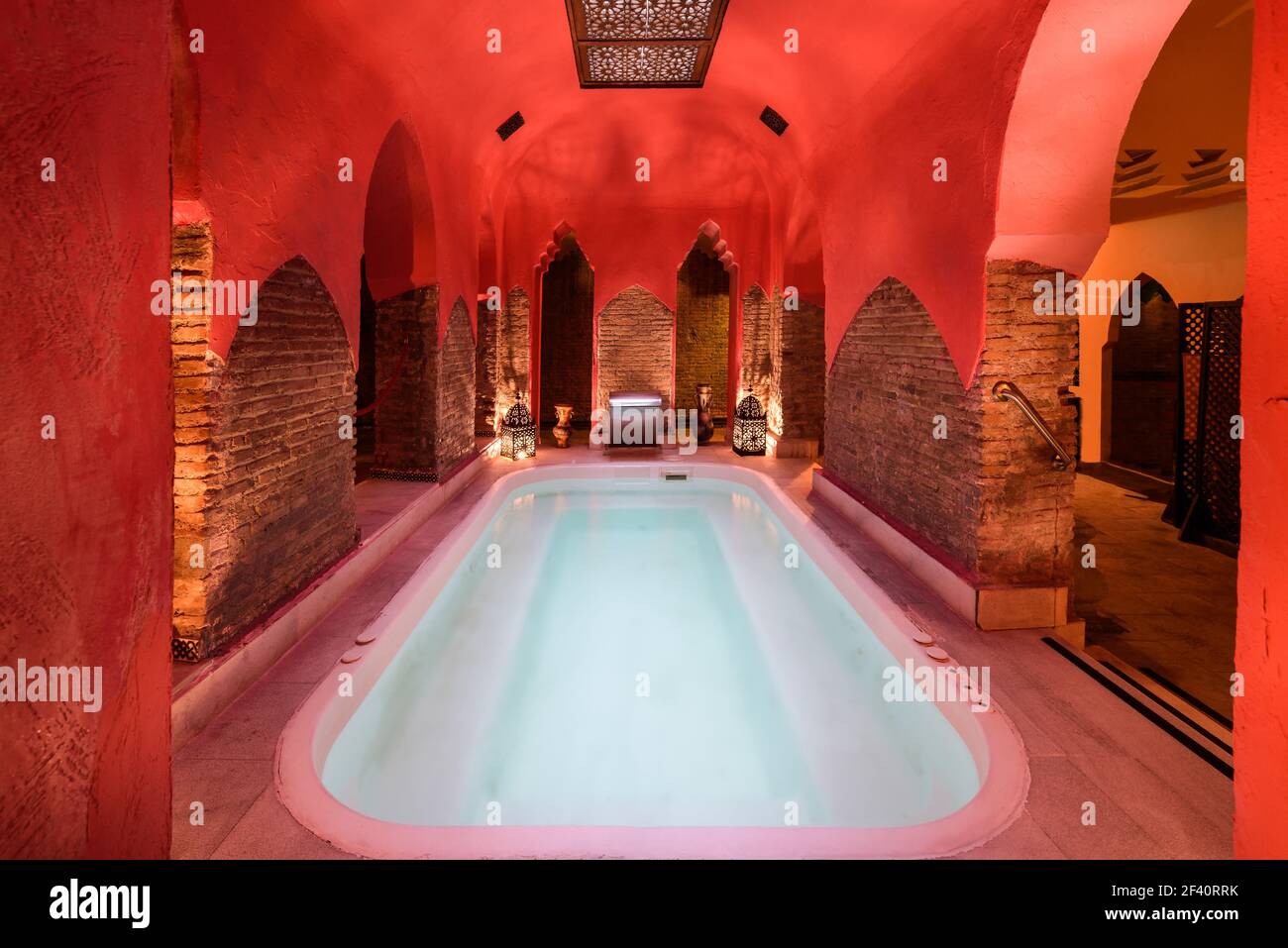 Baños árabes Hammam en Granada, Andalucía, España. Baños Elvira. Piscina de  agua caliente... Baños árabes Hammam en Granada, Andalucía, España  Fotografía de stock - Alamy