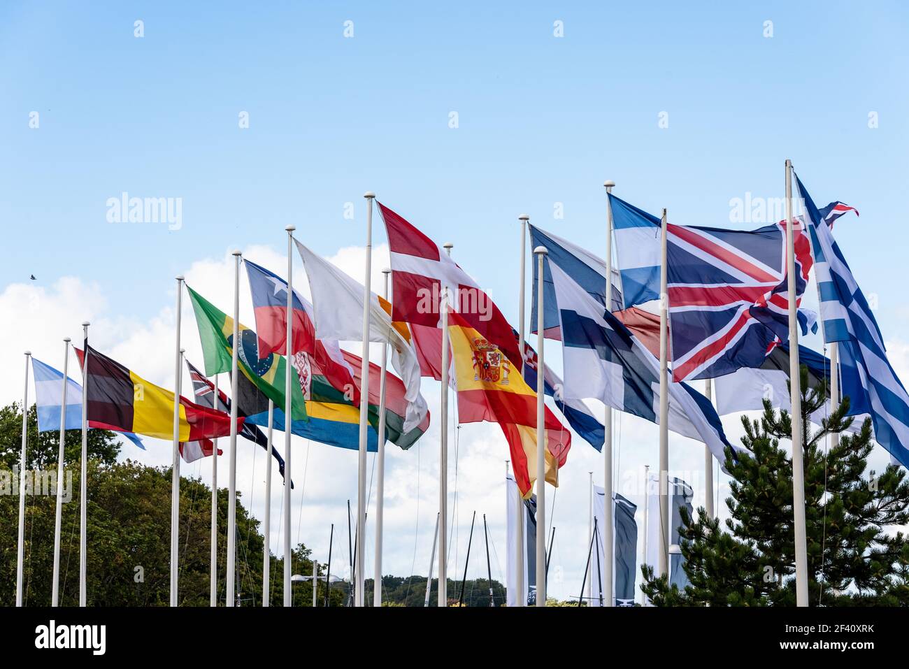 Im Hafenvorfeld des Olympiahafens in Kiel Schilksee die Flaggen der Teilnehmenden Nationen an einer Segelregatta Foto de stock