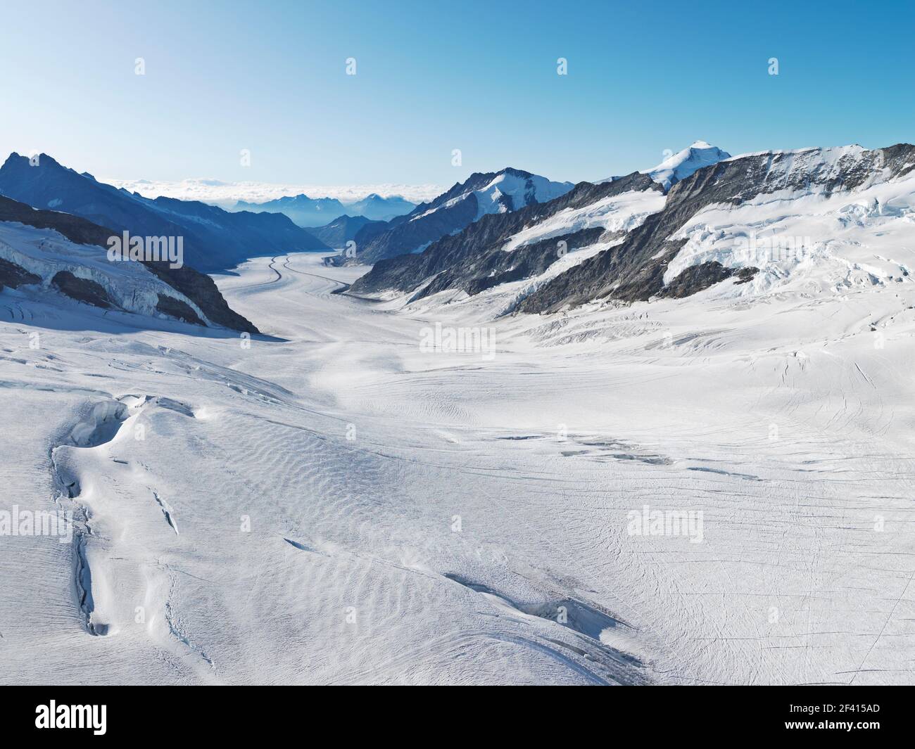 El Gran Glaciar Aletsch, a 22 km de la corriente de hielo más larga de los Alpes, comienza en la Jungfraujoch-Top de Europa. Foto de stock