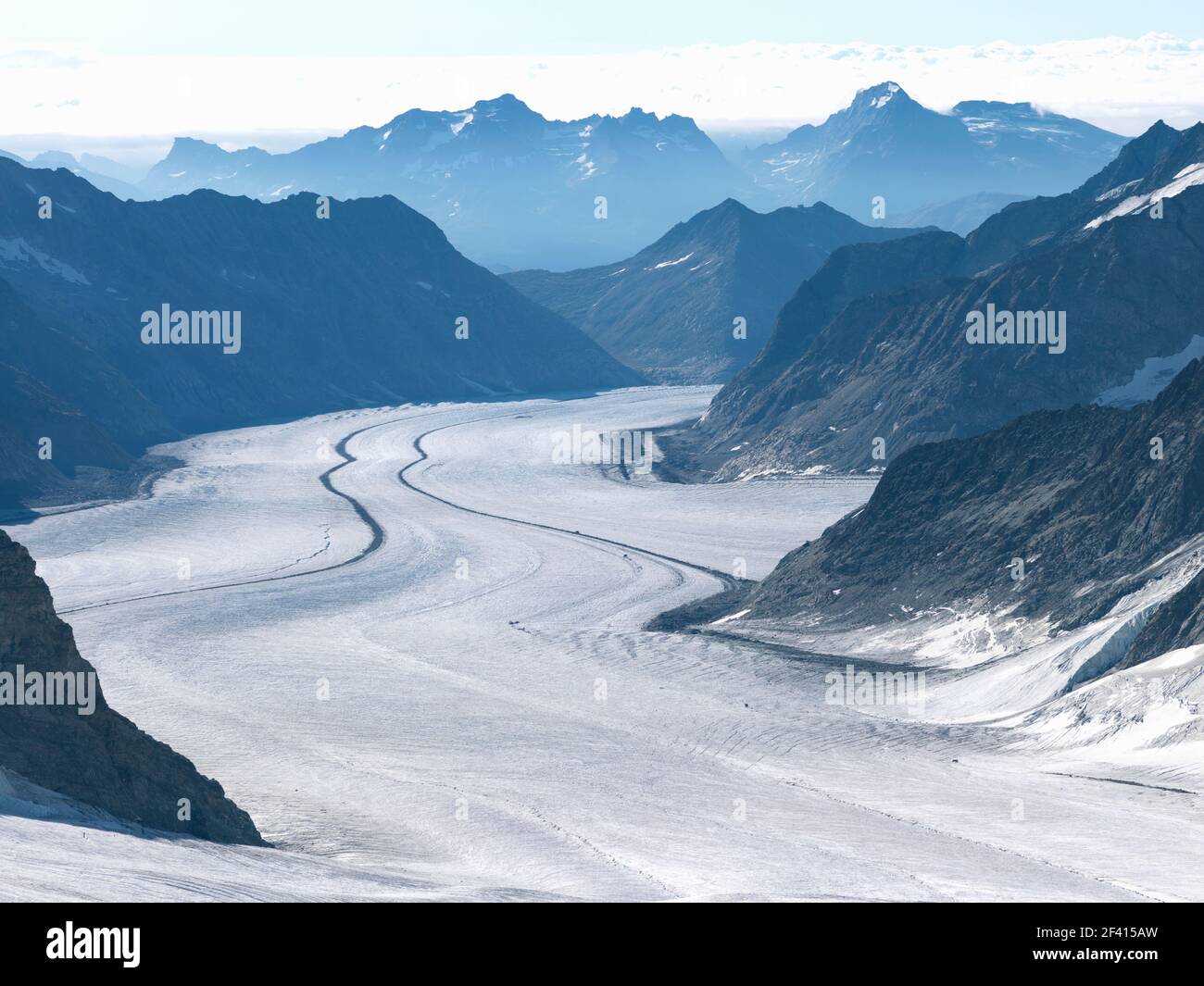 El Gran Glaciar Aletsch, a 22 km de la corriente de hielo más larga de los Alpes, comienza en la Jungfraujoch-Top de Europa. Foto de stock