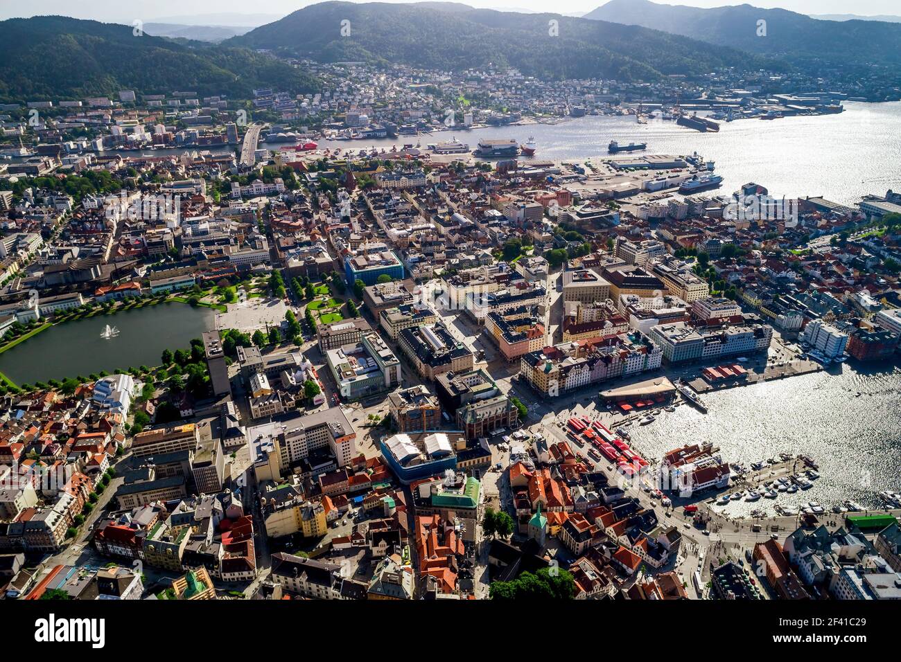 Bergen es una ciudad y municipio en Hordaland, en la costa oeste de Noruega. Bergen es la segunda ciudad más grande de Noruega. La vista desde la altura del vuelo de las aves. FPV drone vuelos aéreos. Foto de stock