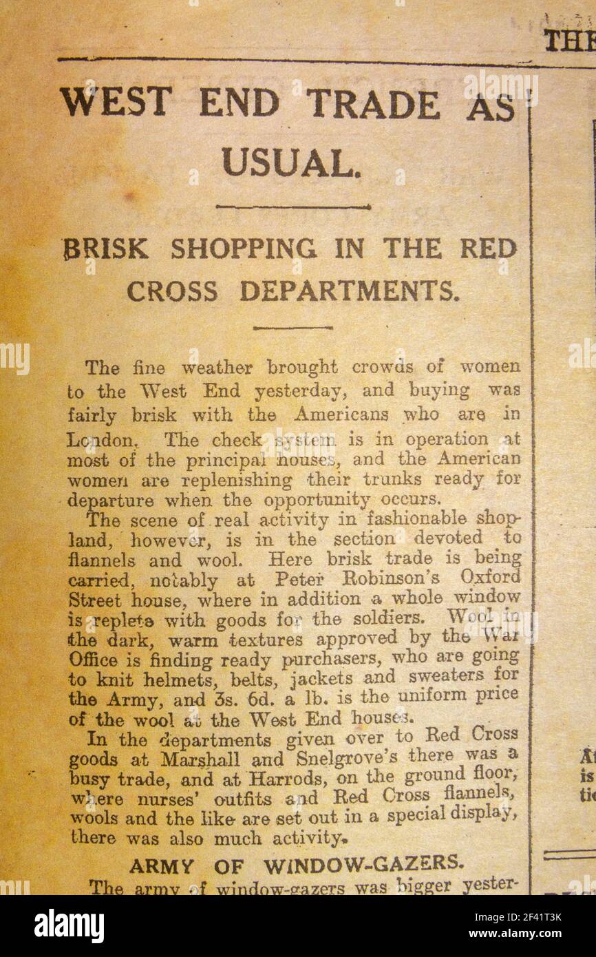 "West End Trade as usual", un artículo sobre la venta de productos de la Cruz Roja, la revista "The Daily Graphic" (12th de agosto de 1914), réplica de objetos de la WWI Foto de stock
