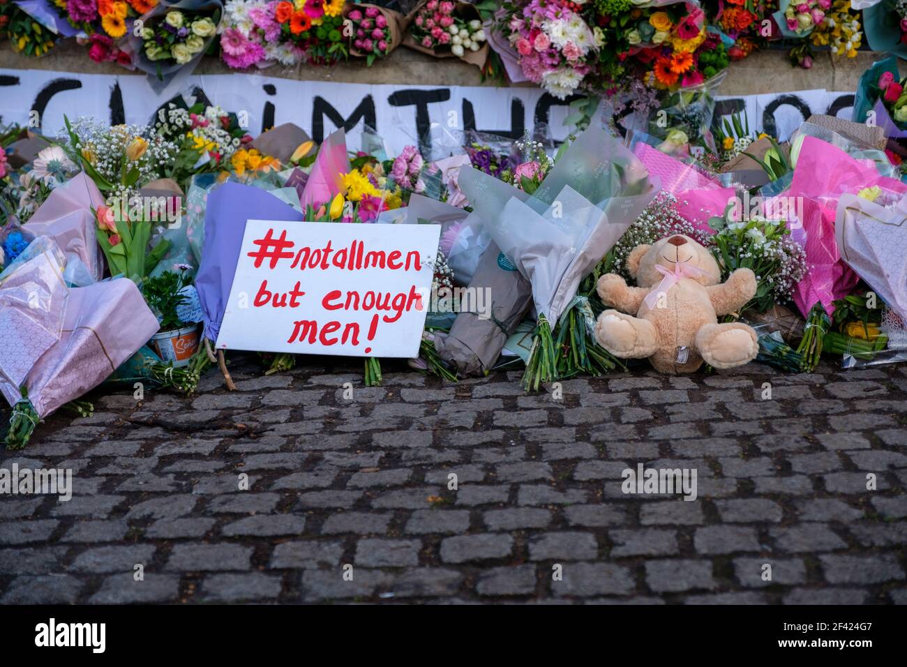 Londres, Reino Unido. 13th de marzo de 2021. La gente asiste a una Vigilia en memoria de Sarah Everard en el quiosco de música Clapham Common, donde se han ido acumulando tributos florales. Los restos de la Sra. Everard se encontraron en una zona boscosa de Ashford, una semana después de que desaparecida mientras caminaba a casa de visitar a un amigo en Clapham. Wayne Couzens, oficial de policía metropolitana, ha sido acusado de secuestrar y asesinar a las mujeres, lo que ha puesto en duda su seguridad. La policía está siendo criticada por su respuesta a la Vigilia, donde la aplicación del Reglamento Covid terminó con la detención de 4 personas. Crédito: Joao Daniel PE Foto de stock